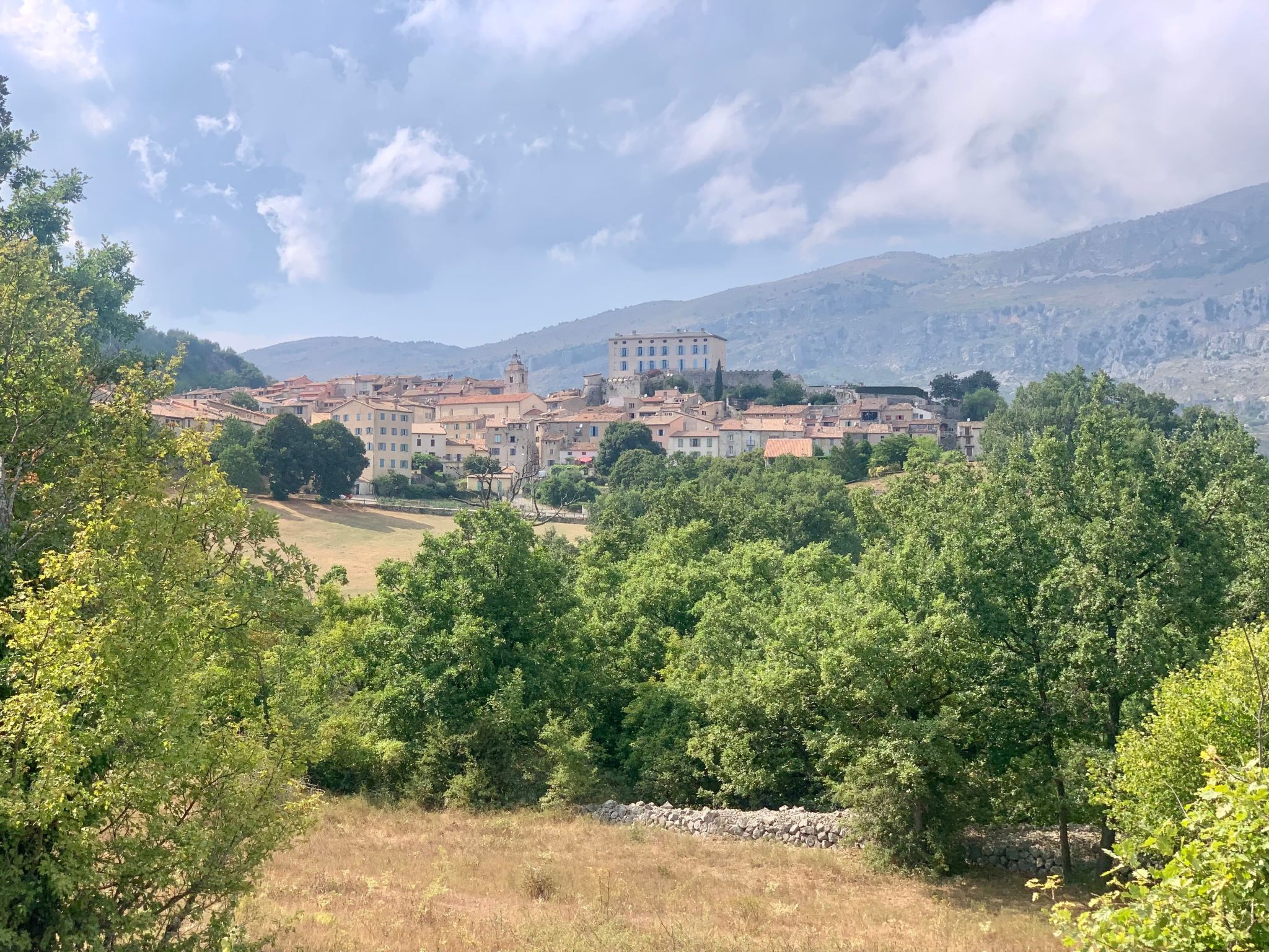 Steinhaus Garten und Blick auf die Berge-Inside