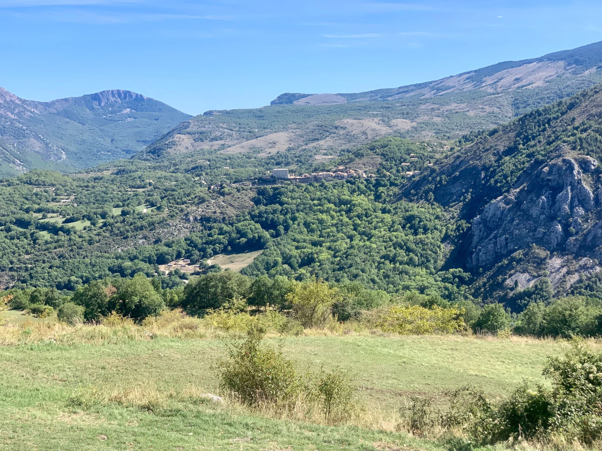Steinhaus Garten und Blick auf die Berge-Inside