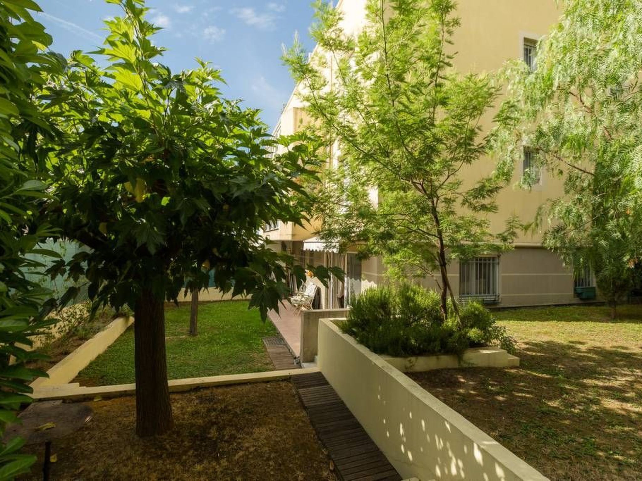 Photo of mit privatem Garten und Terrasse