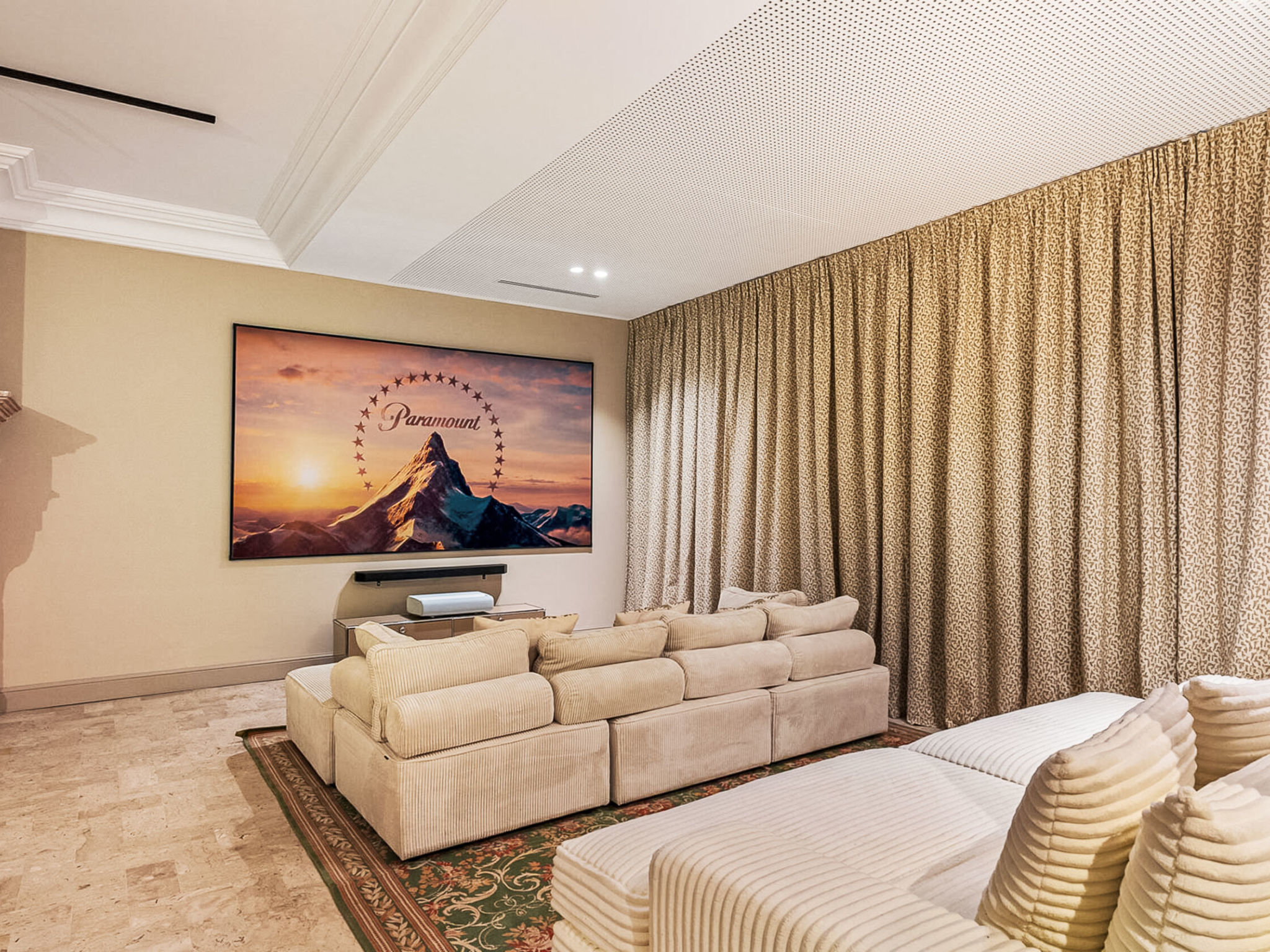 Photo of Magnificent 6-bedroom Villa