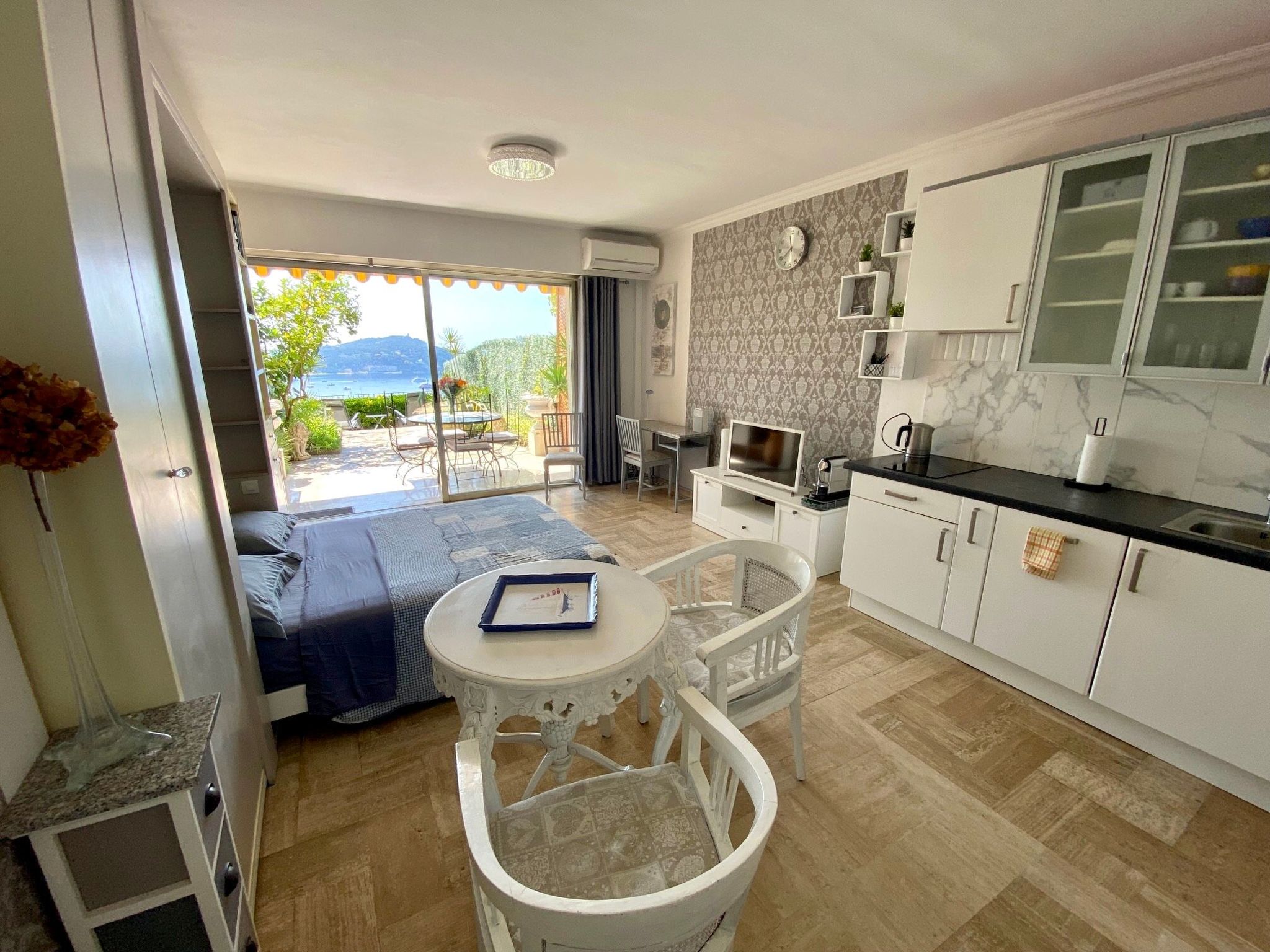 Studio mit großzügiger Terrasse und Panoramablick