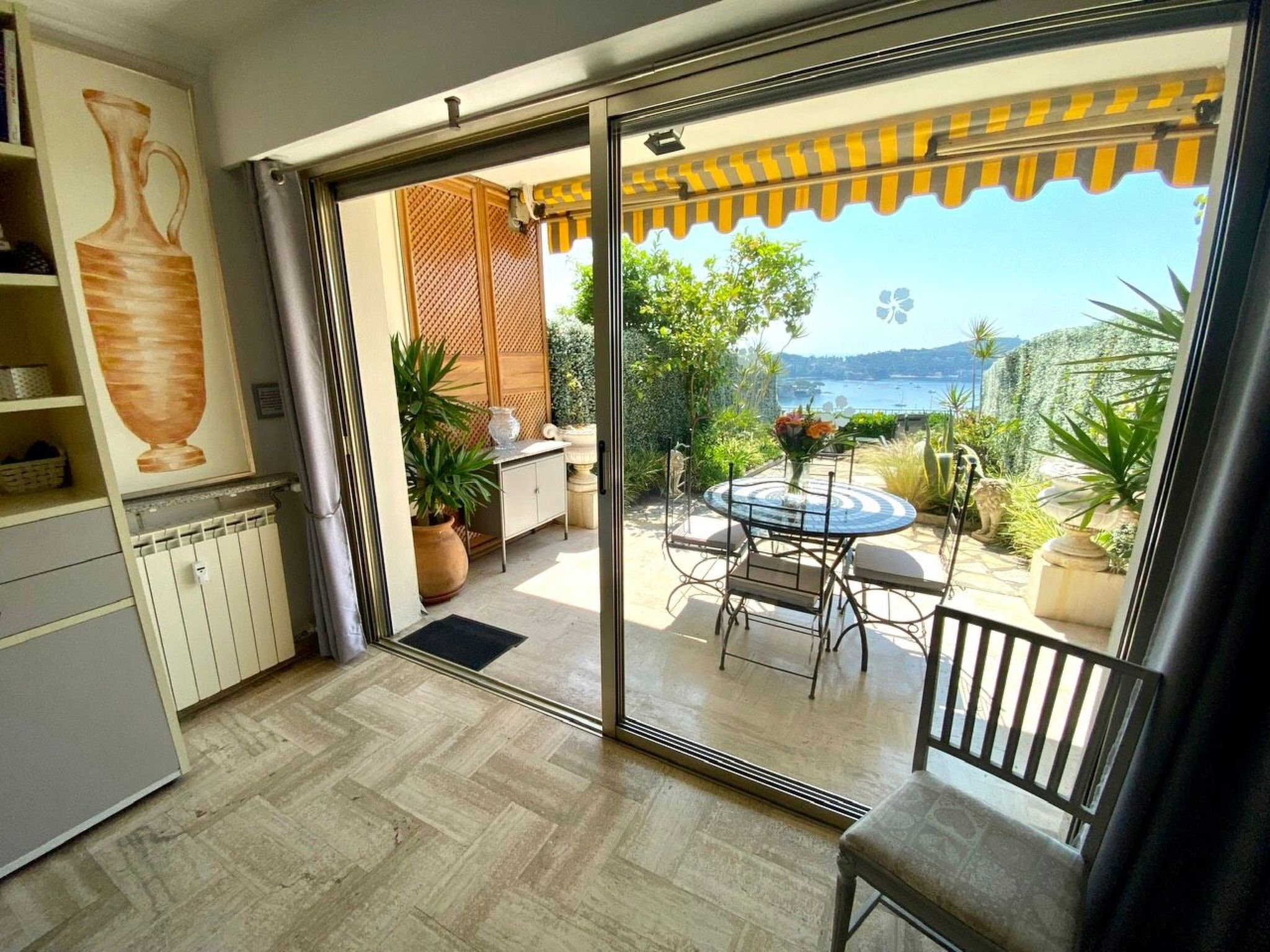 Studio mit großzügiger Terrasse und Panoramablick-Image-tags.info