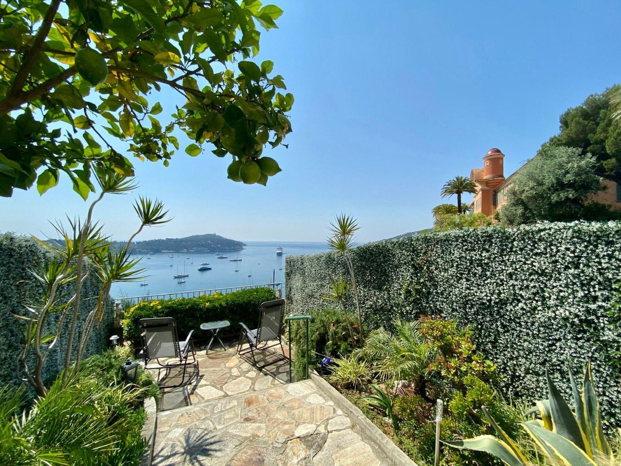 Studio mit großzügiger Terrasse und Panoramablick-Outside
