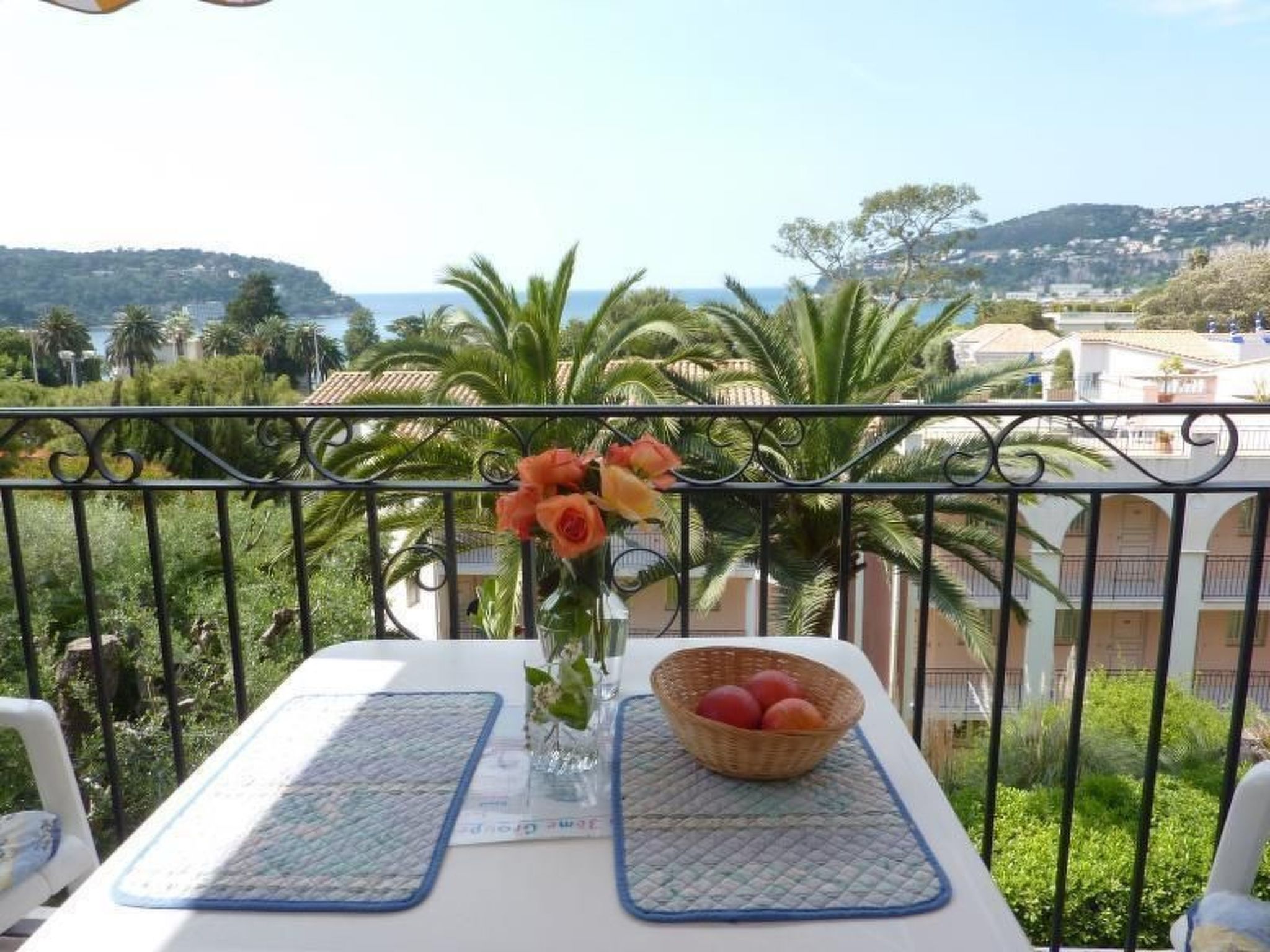 Location:Air-conditioned (!) 2-room apartment (28 m2) on the 1st Floor of a 4-star Pierre & Vacances Holiday Resort (Residence L'Ange Gardien) with panoramic views of the bay of Cap Ferrat.4 star Holi..
