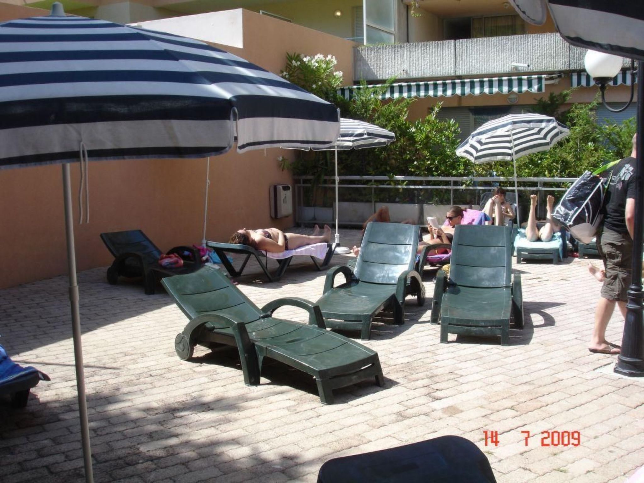 Ruhige Tourismusmöblierung mit Balkon und Pool - Image-tags.info