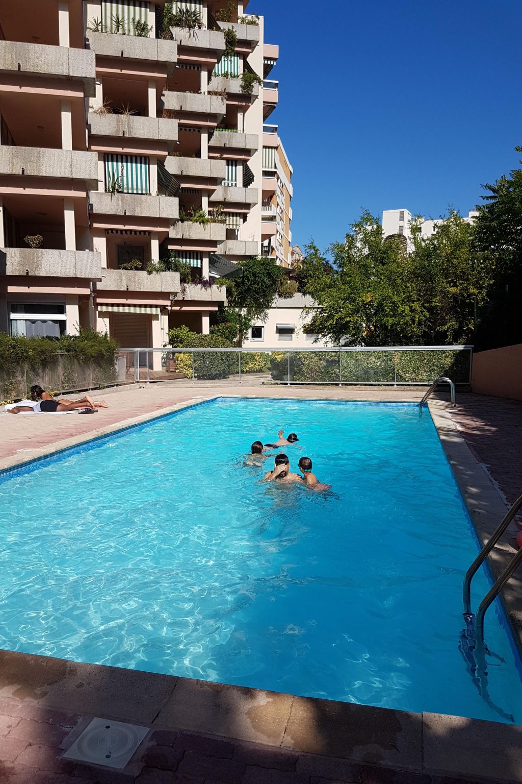 Ruhige Tourismusmöblierung mit Balkon und Pool - Image-tags.info