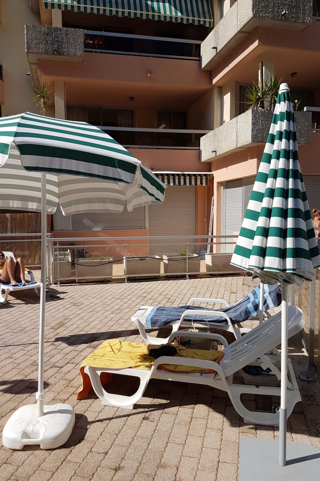 Ruhige Tourismusmöblierung mit Balkon und Pool - Image-tags.info