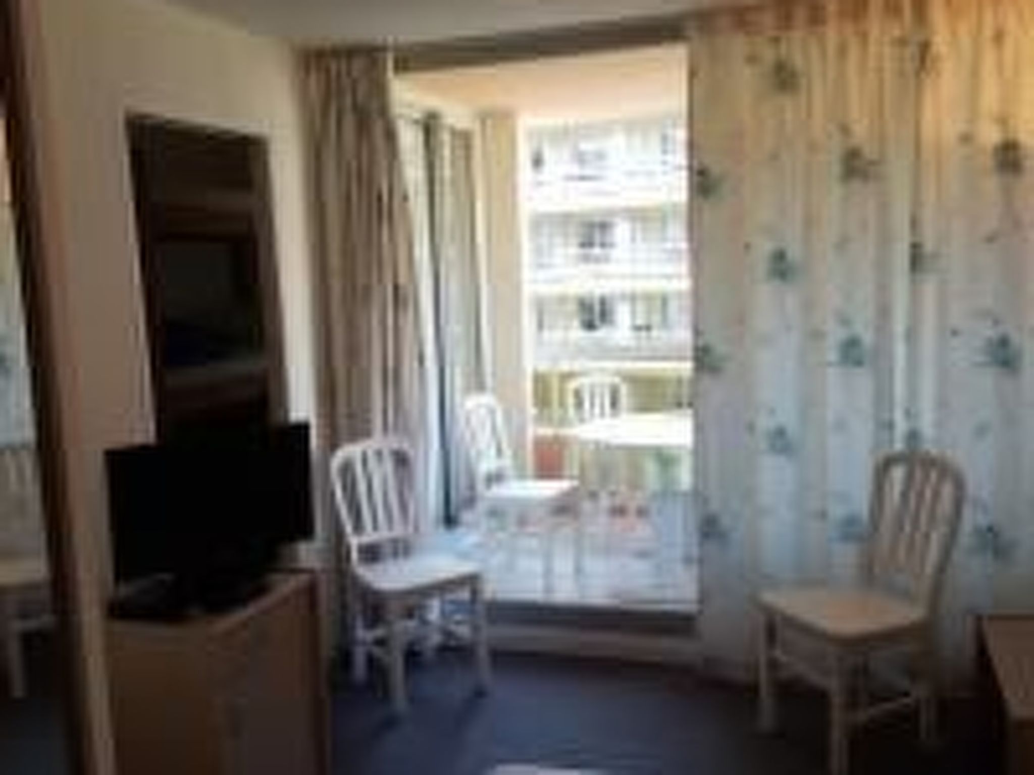 Ruhige Tourismusmöblierung mit Balkon und Pool - Image-tags.info