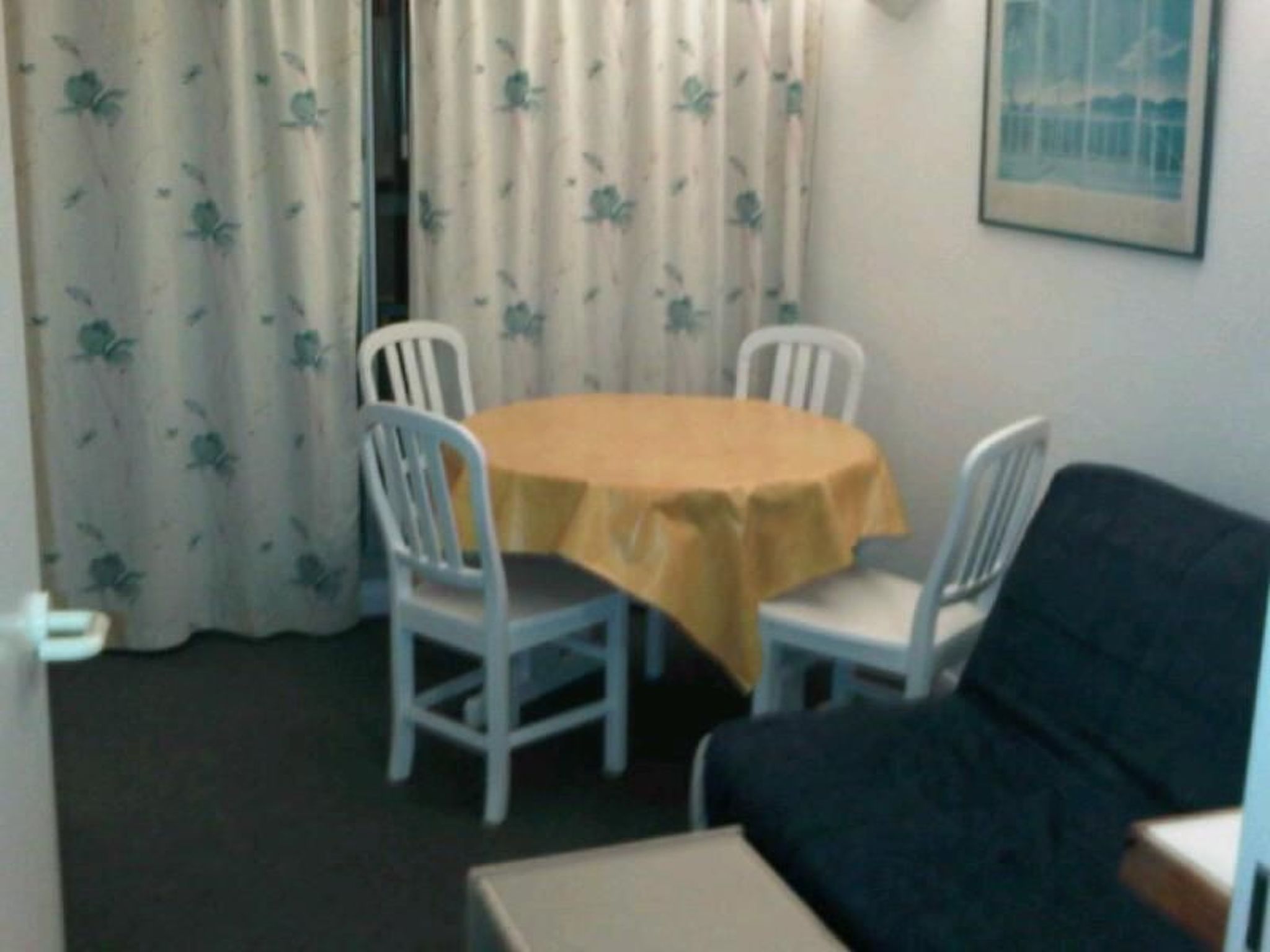 Ruhige Tourismusmöblierung mit Balkon und Pool - Image-tags.info
