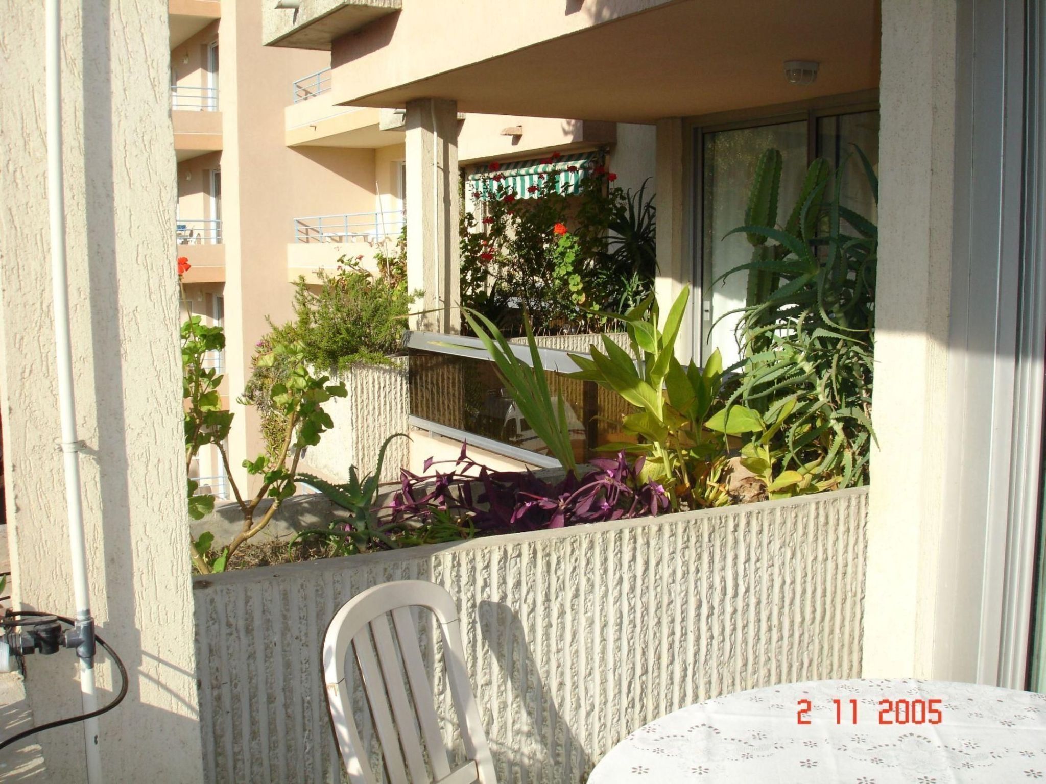 Ruhige Tourismusmöblierung mit Balkon und Pool - Image-tags.info