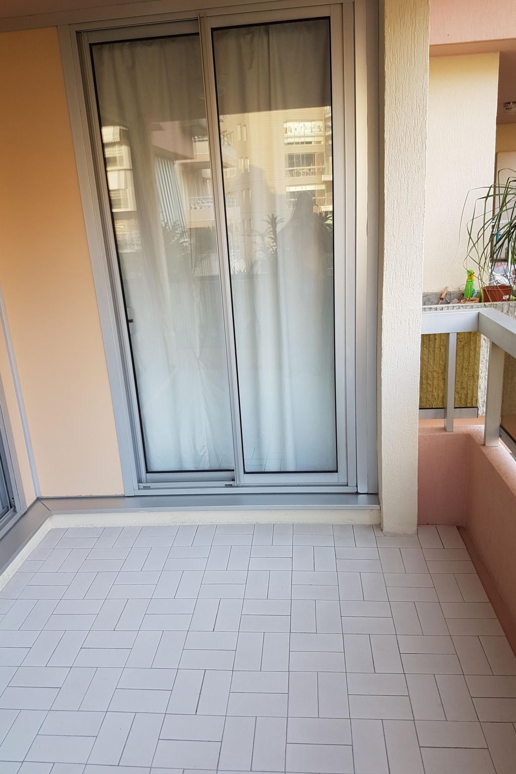 Ruhige Tourismusmöblierung mit Balkon und Pool - Image-tags.info
