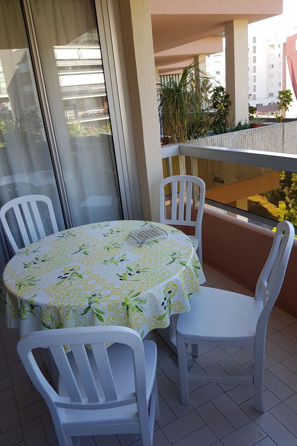 Ruhige Tourismusmöblierung mit Balkon und Pool - Image-tags.info