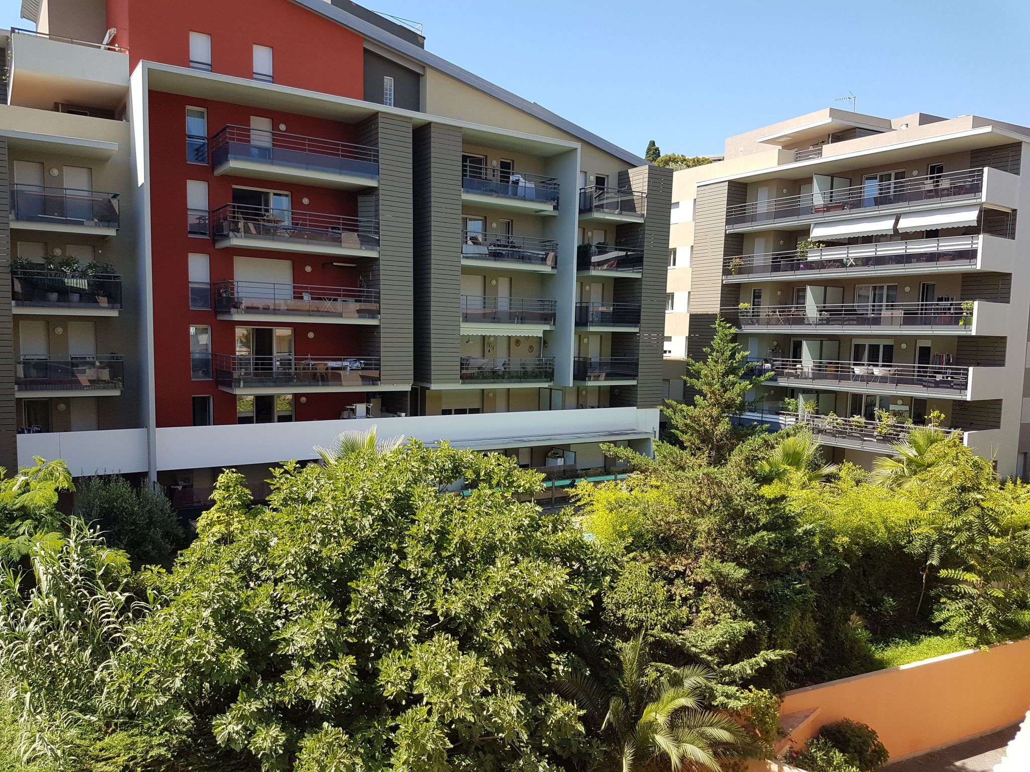 Ruhige Tourismusmöblierung mit Balkon und Pool - Image-tags.info