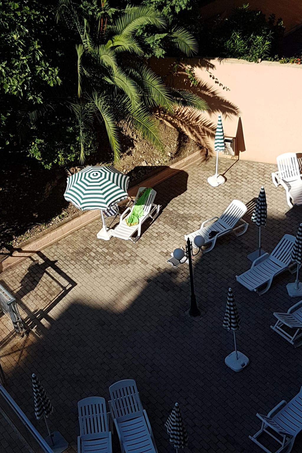 Ruhige Tourismusmöblierung mit Balkon und Pool - Image-tags.info