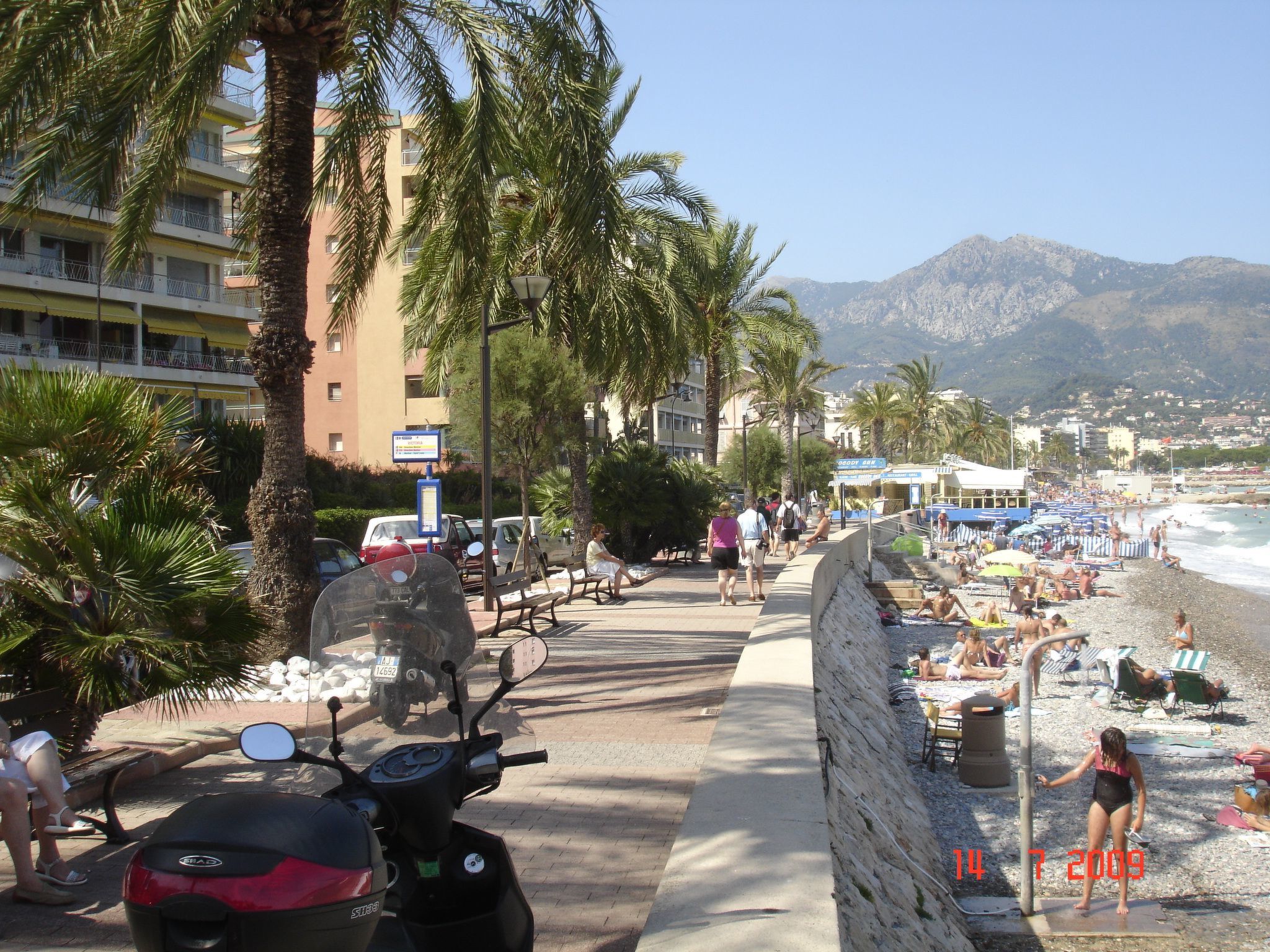 Ruhige Tourismusmöblierung mit Balkon und Pool - Image-tags.info