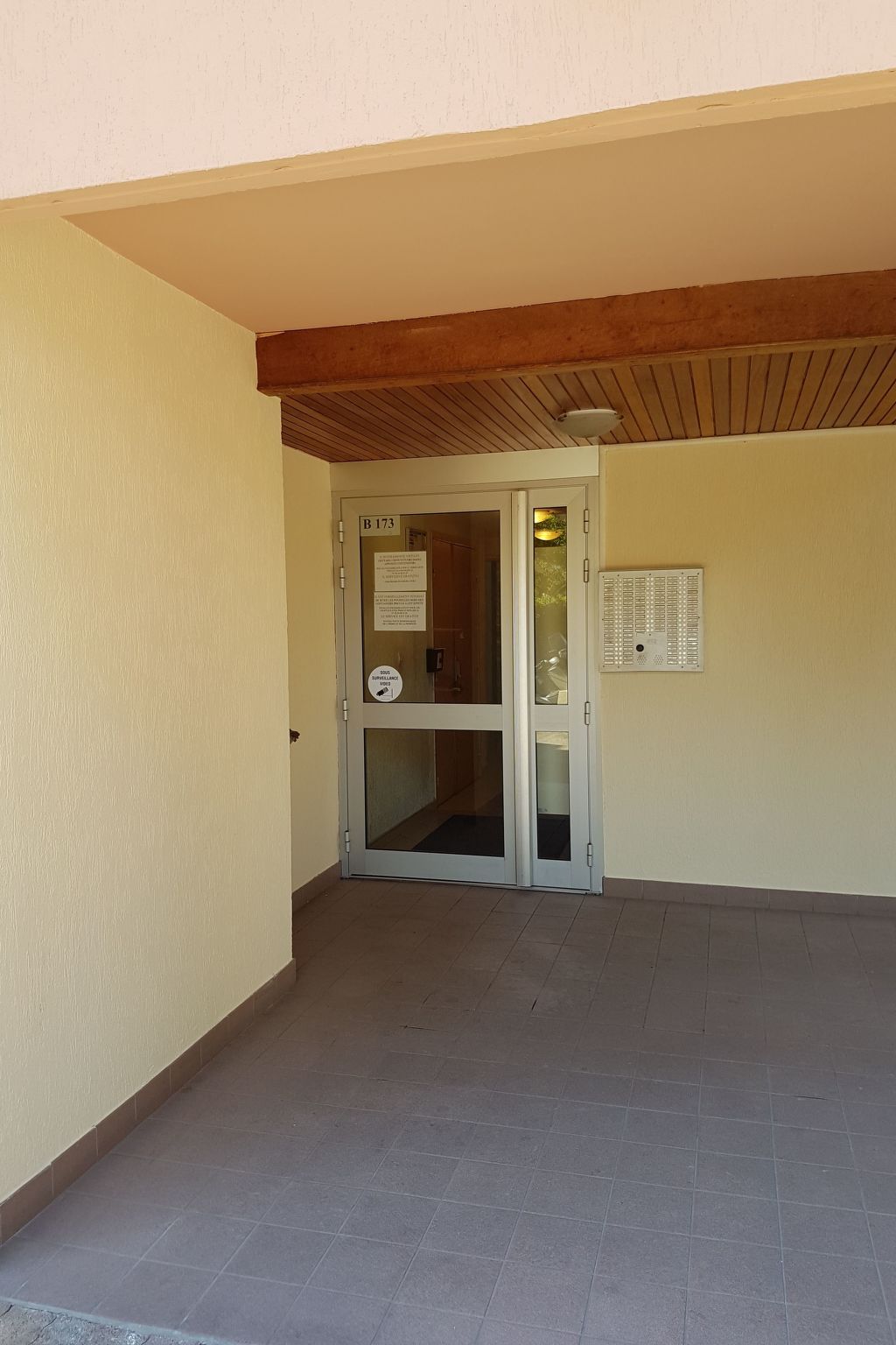 Ruhige Tourismusmöblierung mit Balkon und Pool - Image-tags.info
