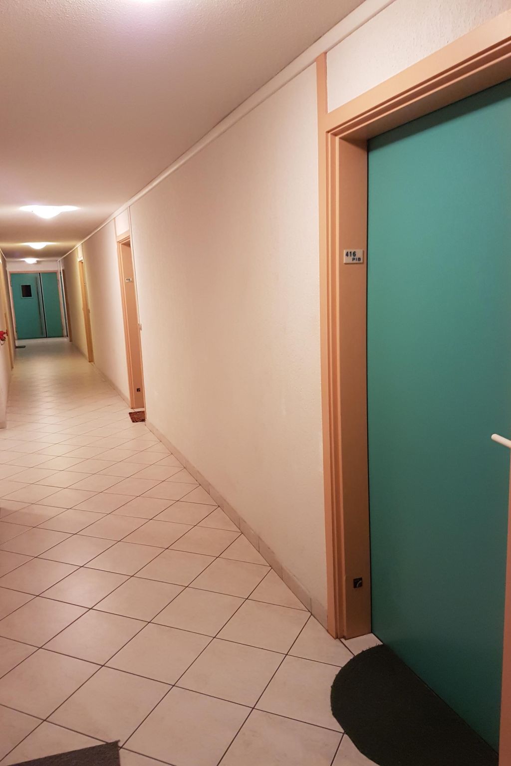Ruhige Tourismusmöblierung mit Balkon und Pool - Image-tags.info