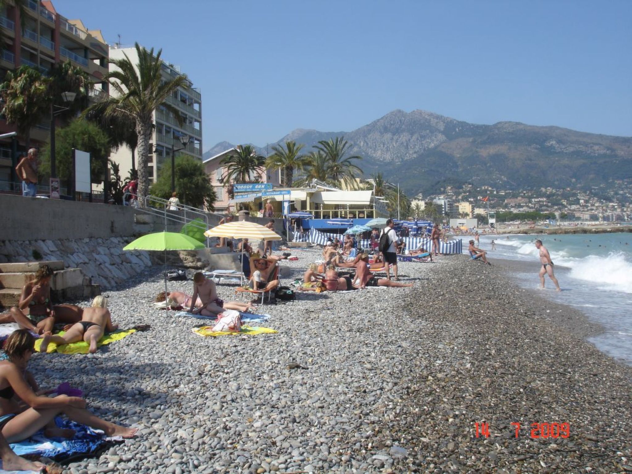 Ruhige Tourismusmöblierung mit Balkon und Pool - Image-tags.info