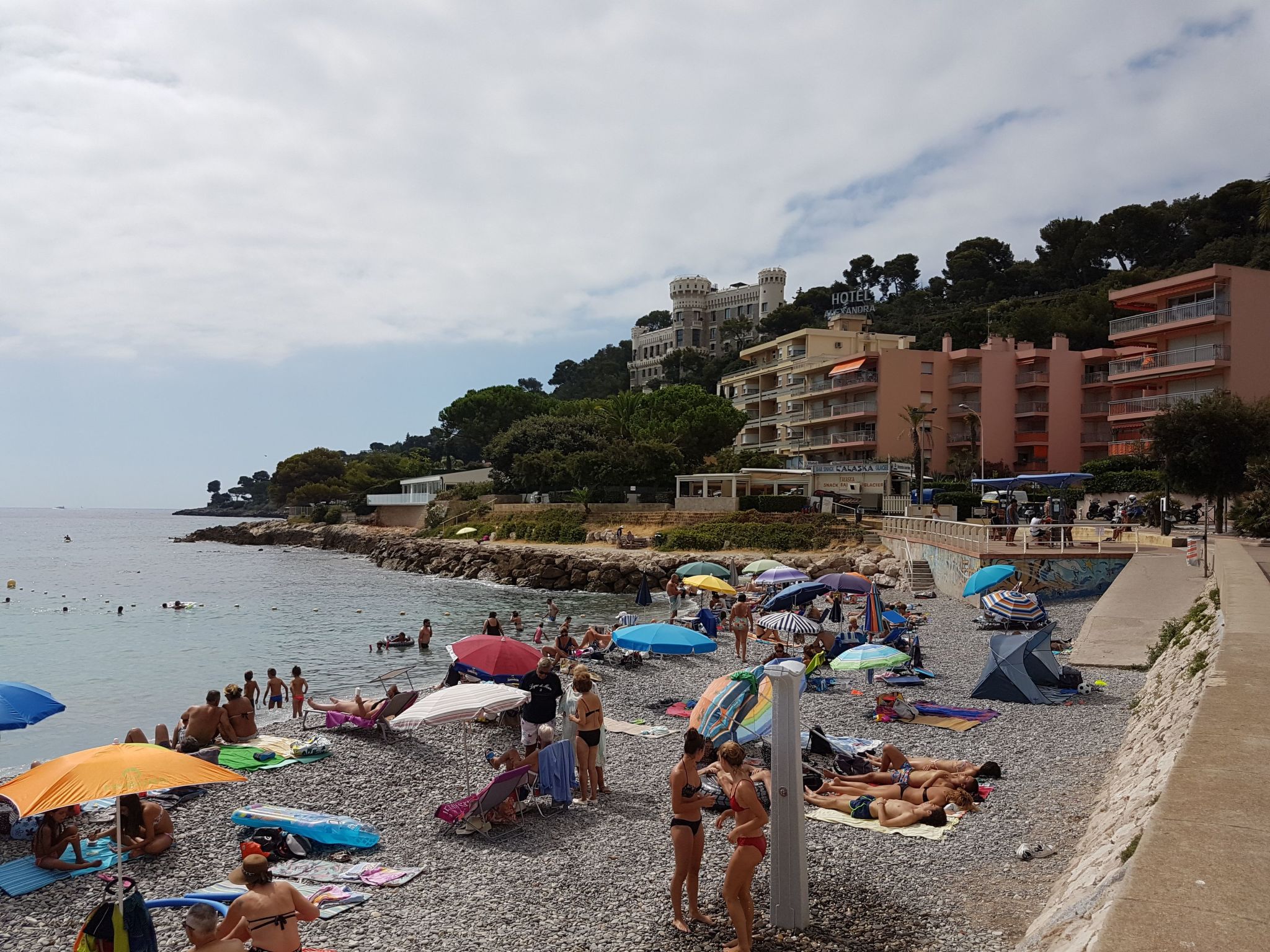 Ruhige Tourismusmöblierung mit Balkon und Pool