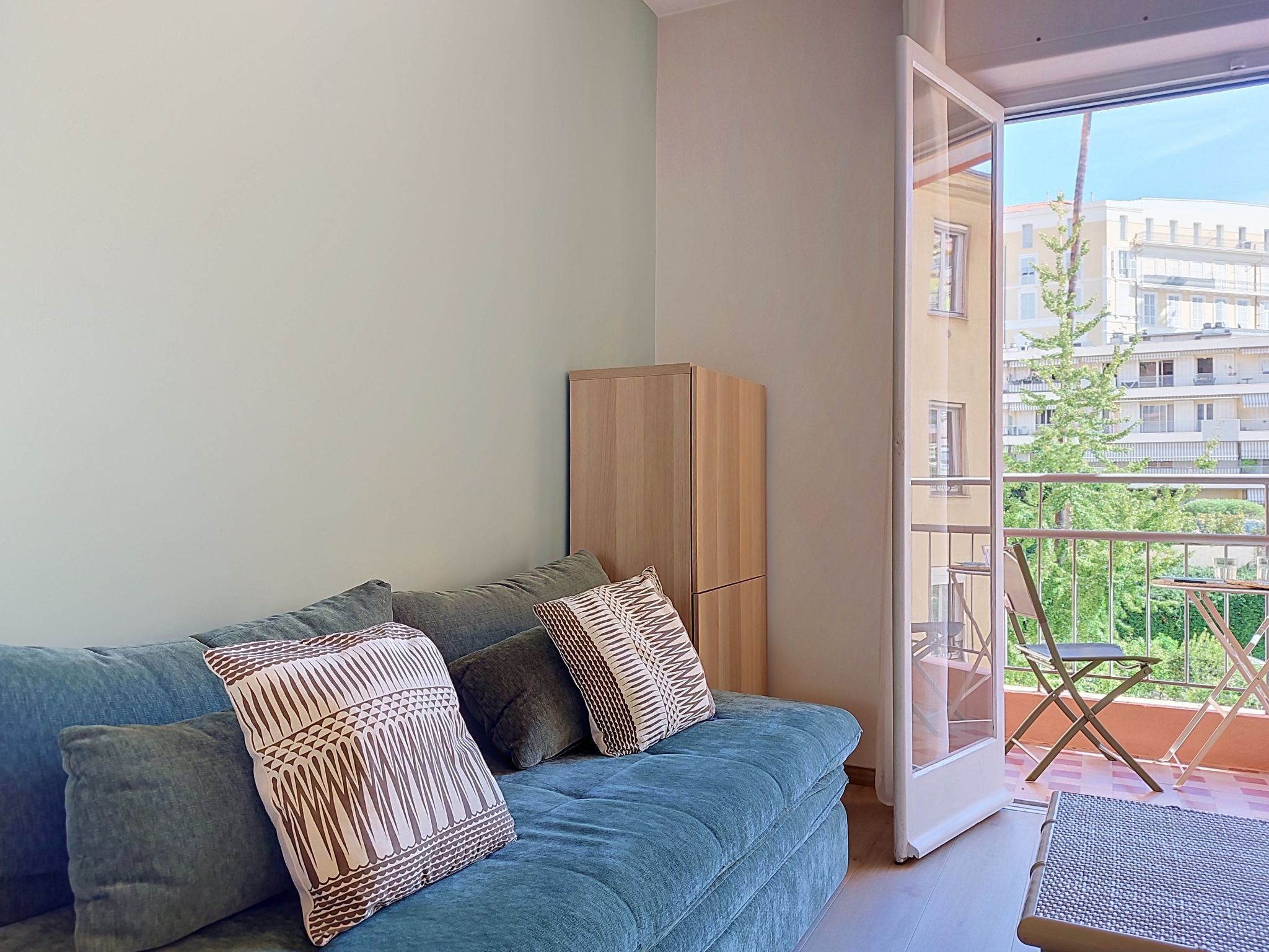 Le Magellan — Living Room (5 of 36)
