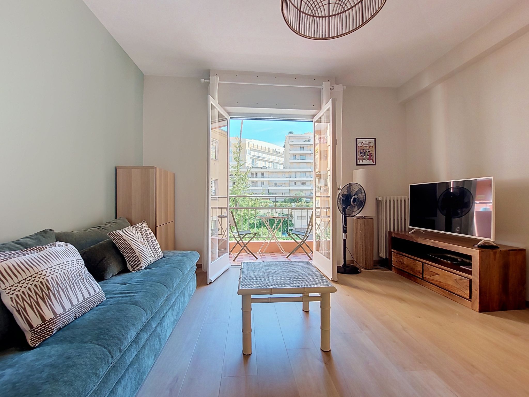 Le Magellan — Living Room (3 of 36)