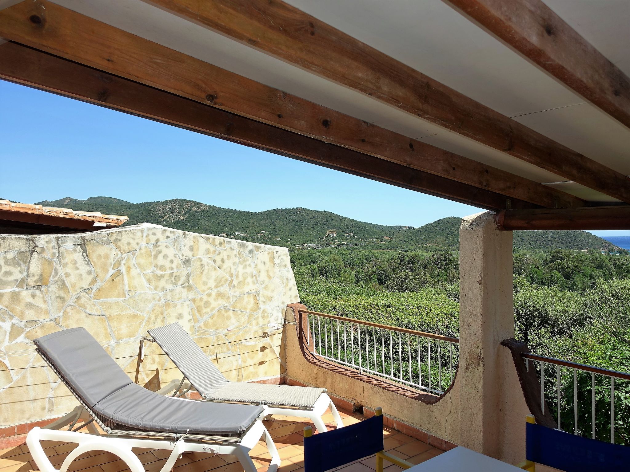 "Fium del Cavu", bungalow 2-kamers 38 m2. Doelmatig ingericht: woon-/slaapkamer met 1 divanbed (160 cm, lengte 200 cm), eettafel en ventilator. 1 kamer met 2 bedden (90 cm, lengte 200 cm). Kookhoek (4..