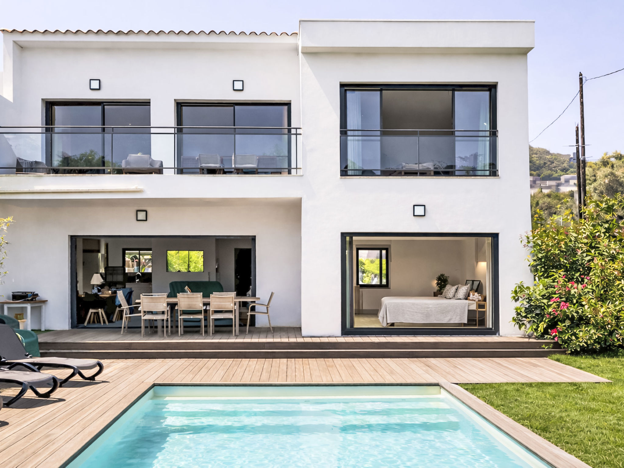 "Villa Kalliste", huis in een rij 5-kamers 130 m2 op 2 verdiepingen. Ruim en licht, comfortabel ingericht: woon-/eetkamer met eettafel. Uitgang naar de tuin, naar het terras. 1 kamer met 1 2-pers bed ..