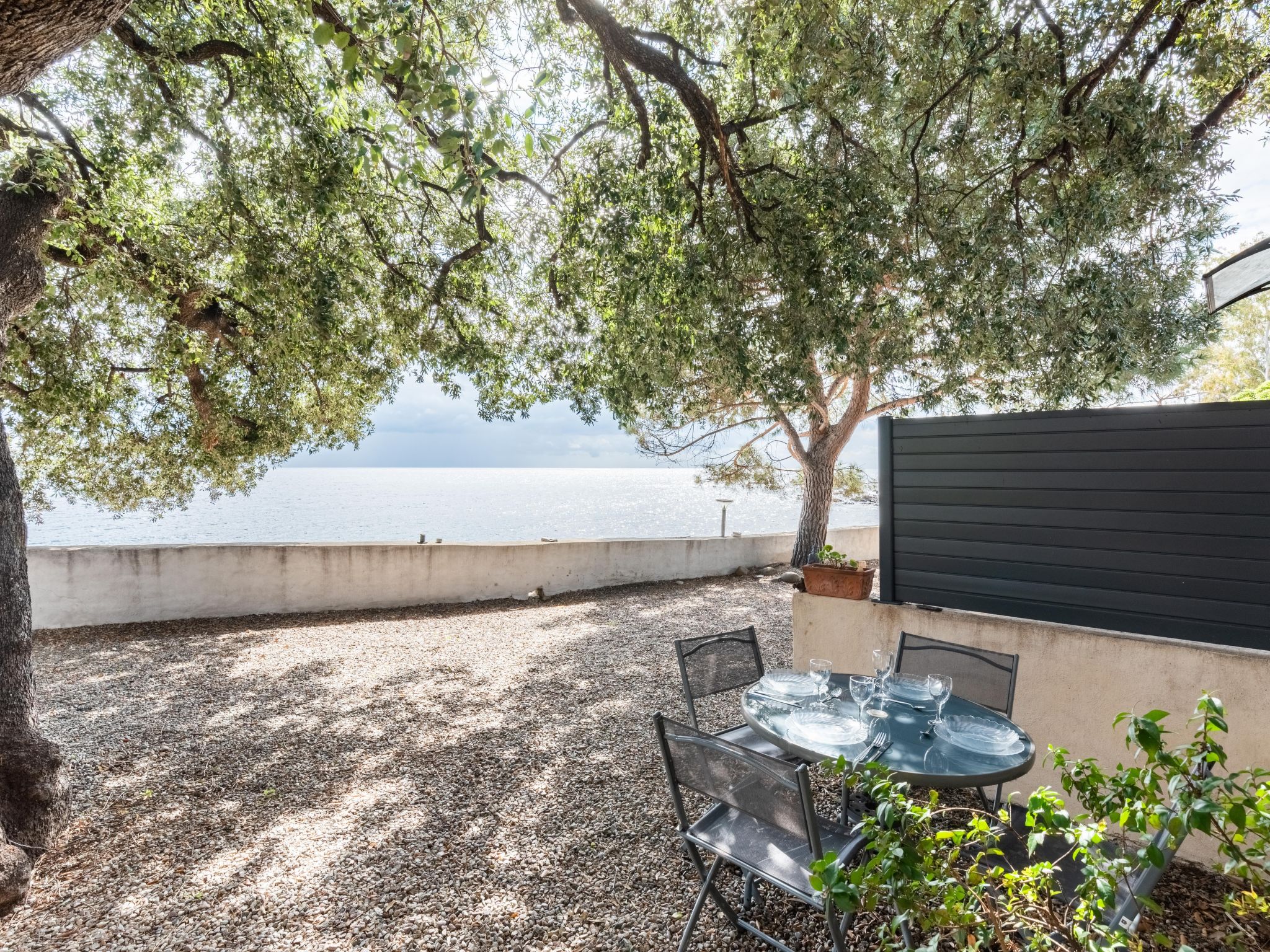 "Signoria", huis in een rij 3-kamers 26 m2. Doelmatig en mooi ingericht: woon-/eetkamer met air-conditioning. Uitgang naar de zitplaats in de tuin. 2 kamers, elke kamer heeft 1 2-pers bed (140 cm, len..