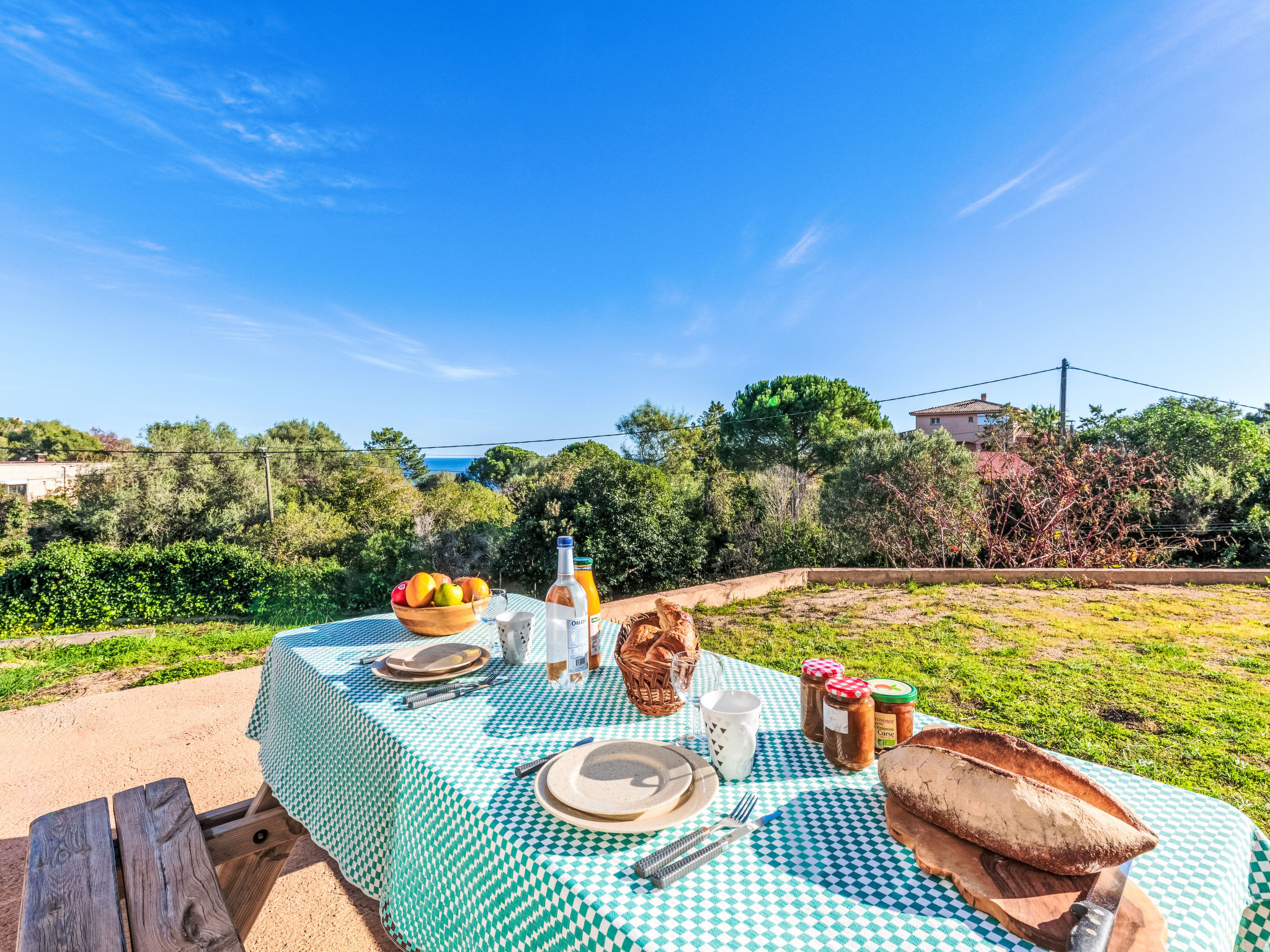 "T1 Gabriello", appartement 1-kamer 45 m2. Comfortabel ingericht: woon-/eetkamer met eettafel en TV (Flatscreen TV), air-conditioning. Uitgang naar het terras. 1 open kamer met gordijn, zonder ramen m..