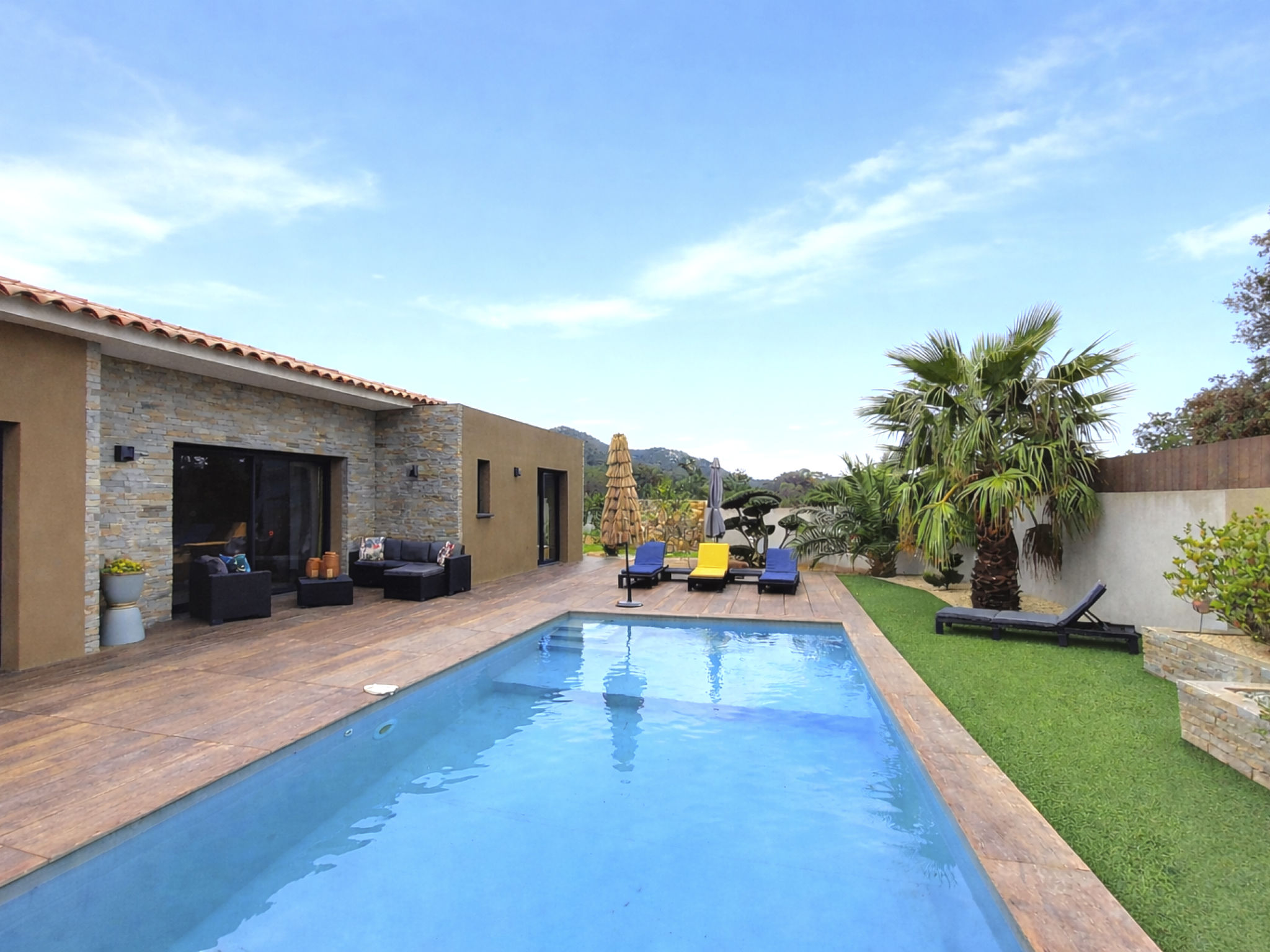 Vakantiehuis met omheinde tuin in Lecci (Frankrijk) 1 hond is welkom