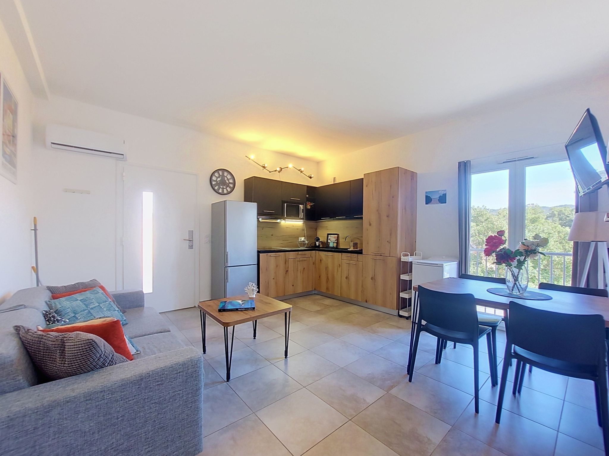 Appartement Hameau de Saint Cyprien – Cuisine et coin repas, photo 7 sur 23