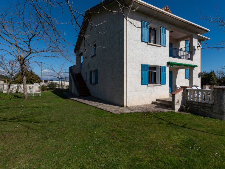 "Antoinette (GHI304)", appartement 4-kamers 110 m2, op de begane grond. Doelmatig en rustiek ingericht: woonkamer met open haard, Sat-TV, radio, CD-speler en air-conditioning. Uitgang naar het terras...