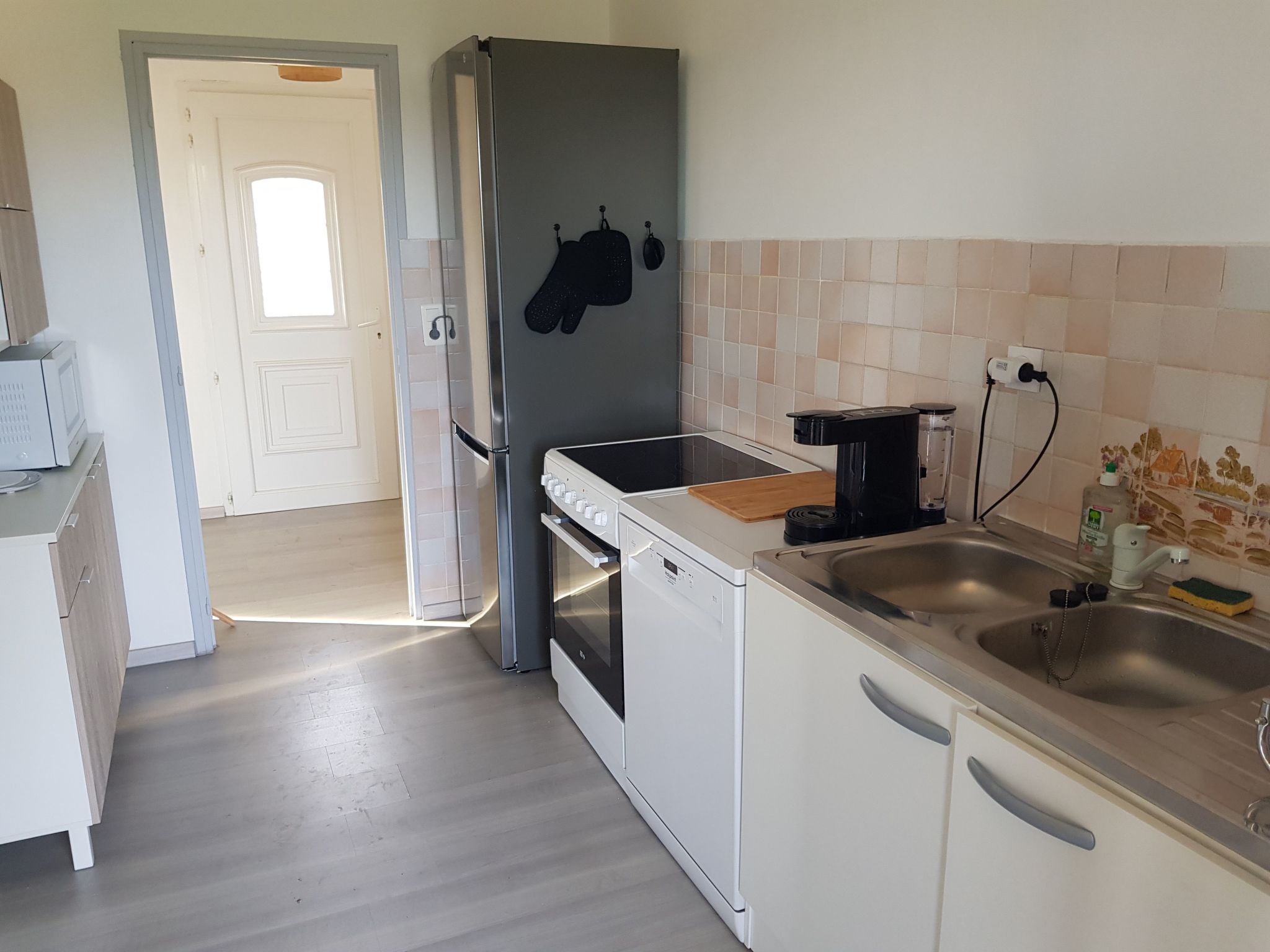 Ovu Wohnung mit beheiztem Pool und privatem Garten, 1 Minute vom Meer entfernt-Image-tags.info