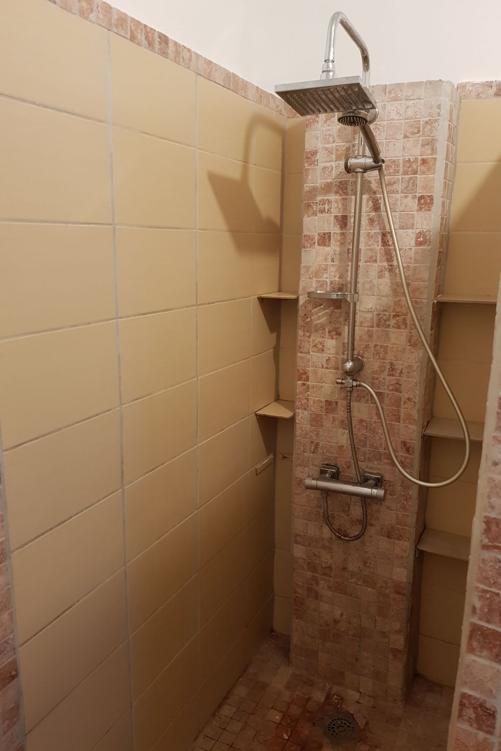 Ovu Wohnung mit beheiztem Pool und privatem Garten, 1 Minute vom Meer entfernt-Image-tags.info