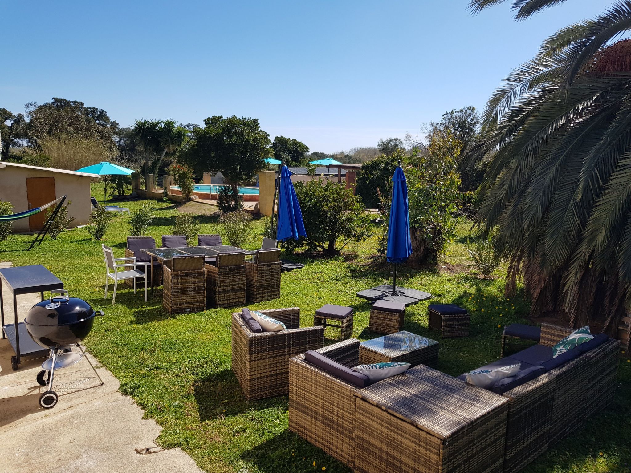 Villa Giorgha mit beheiztem Pool, 1 Minute vom Meer entfernt, großer Garten