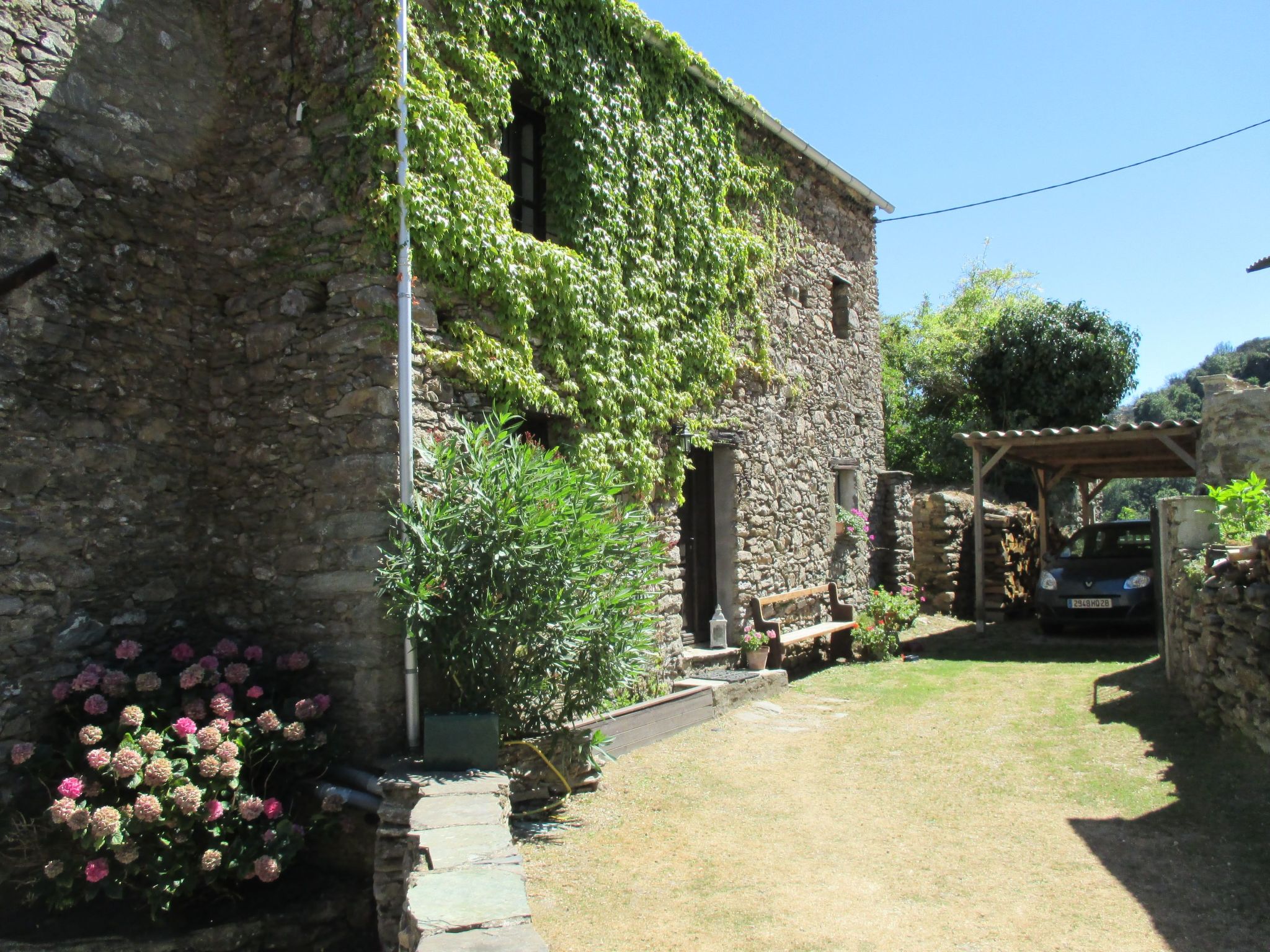 Holidays between the mountains and the sea! Discover our 500-year-old house, idyllically situated above the east coast of Corsica, on the edge of a typical Corsican mountain village. An oasis of peace..
