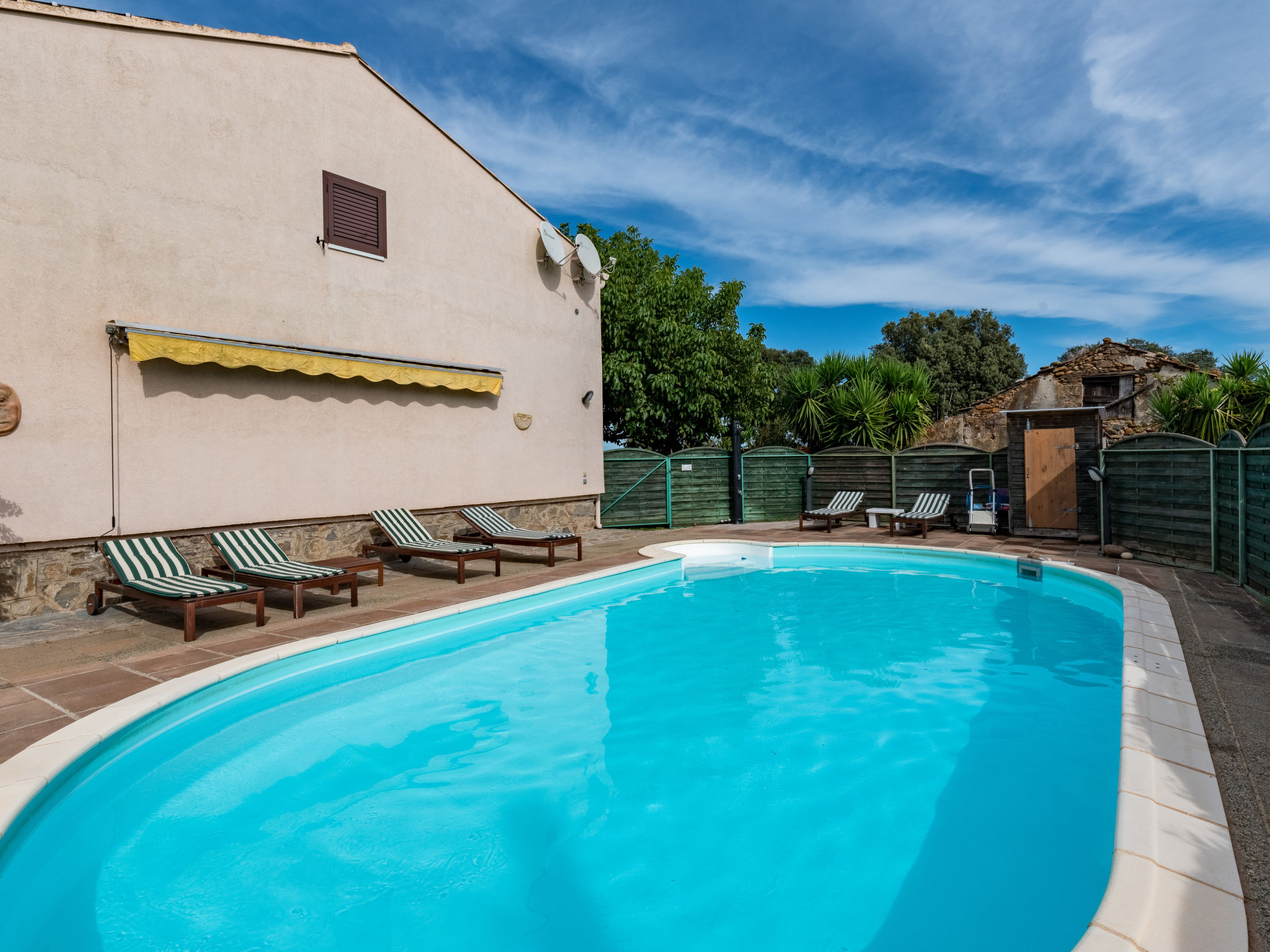 "Villa Volpajola", appartement 4-kamers 90 m2 op de 1e verdieping. Afgeschuinde daken, eenvoudig en rustiek ingericht: woon-/eetkamer met eettafel en Sat-TV. 2 kamers, elke kamer heeft 1 bed (80 cm, l..