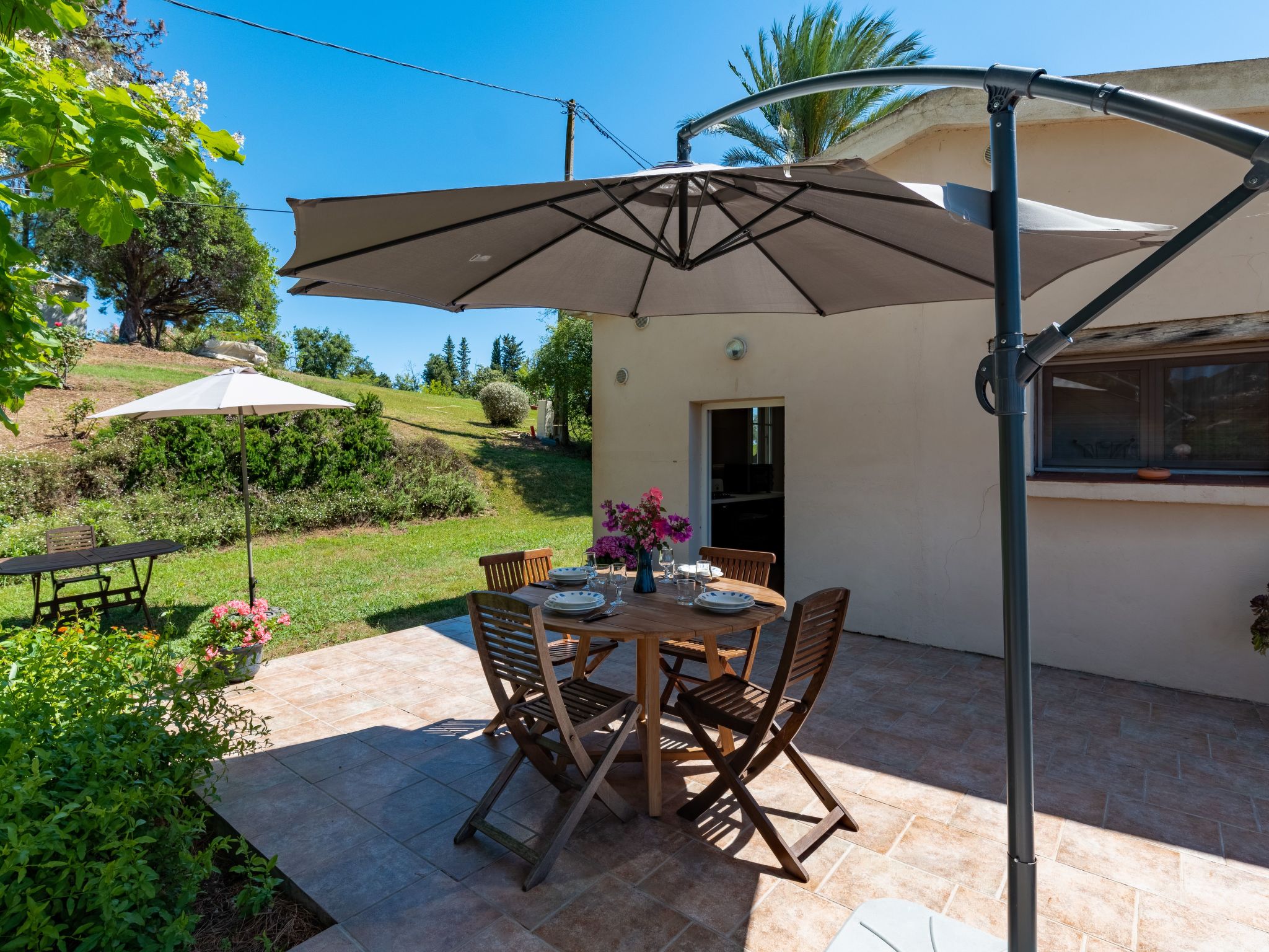 Weingut Punta della guardia zwischen Meer und Gebirge-Drinnen