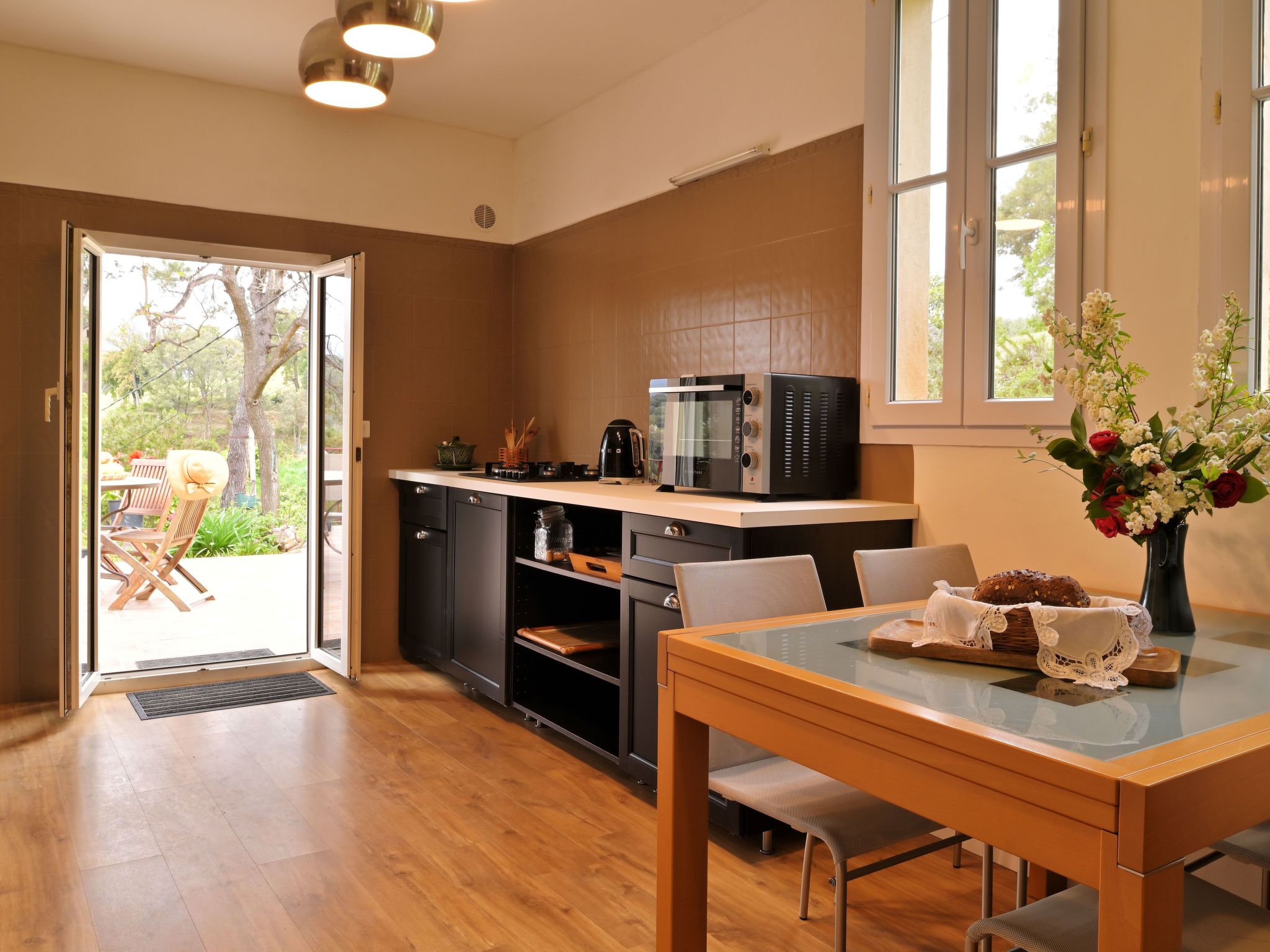 Weingut Punta della guardia zwischen Meer und Gebirge-Drinnen