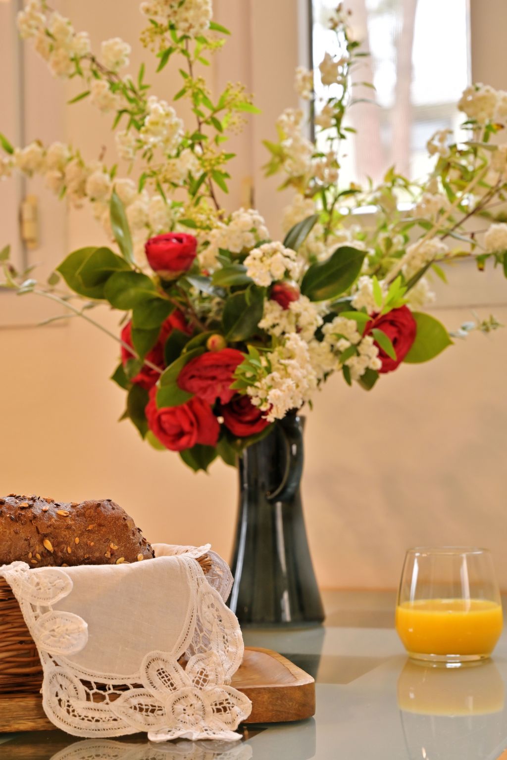 Weingut Punta della guardia zwischen Meer und Gebirge-Drinnen