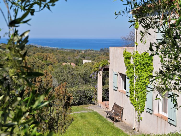 Vrijstaand vakantiehuis met bergzicht in Cervione/Castagniccia in Cervione/Castagniccia