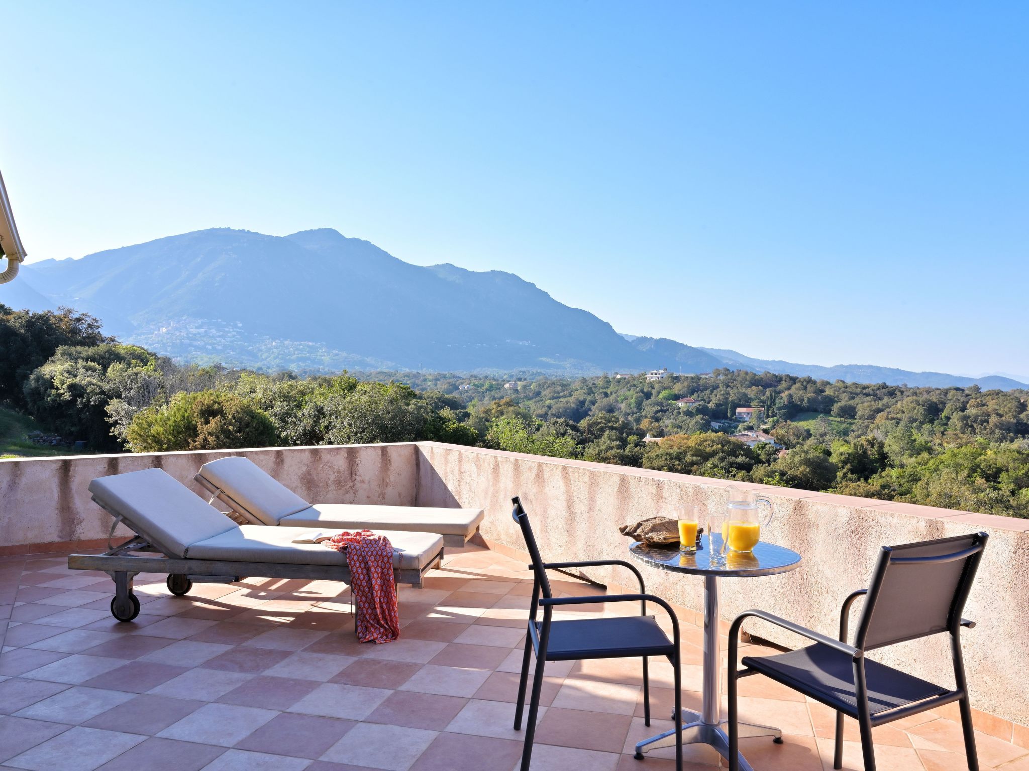Villa mit Meerblick U Castagnu in geschützter Natur-Drinnen