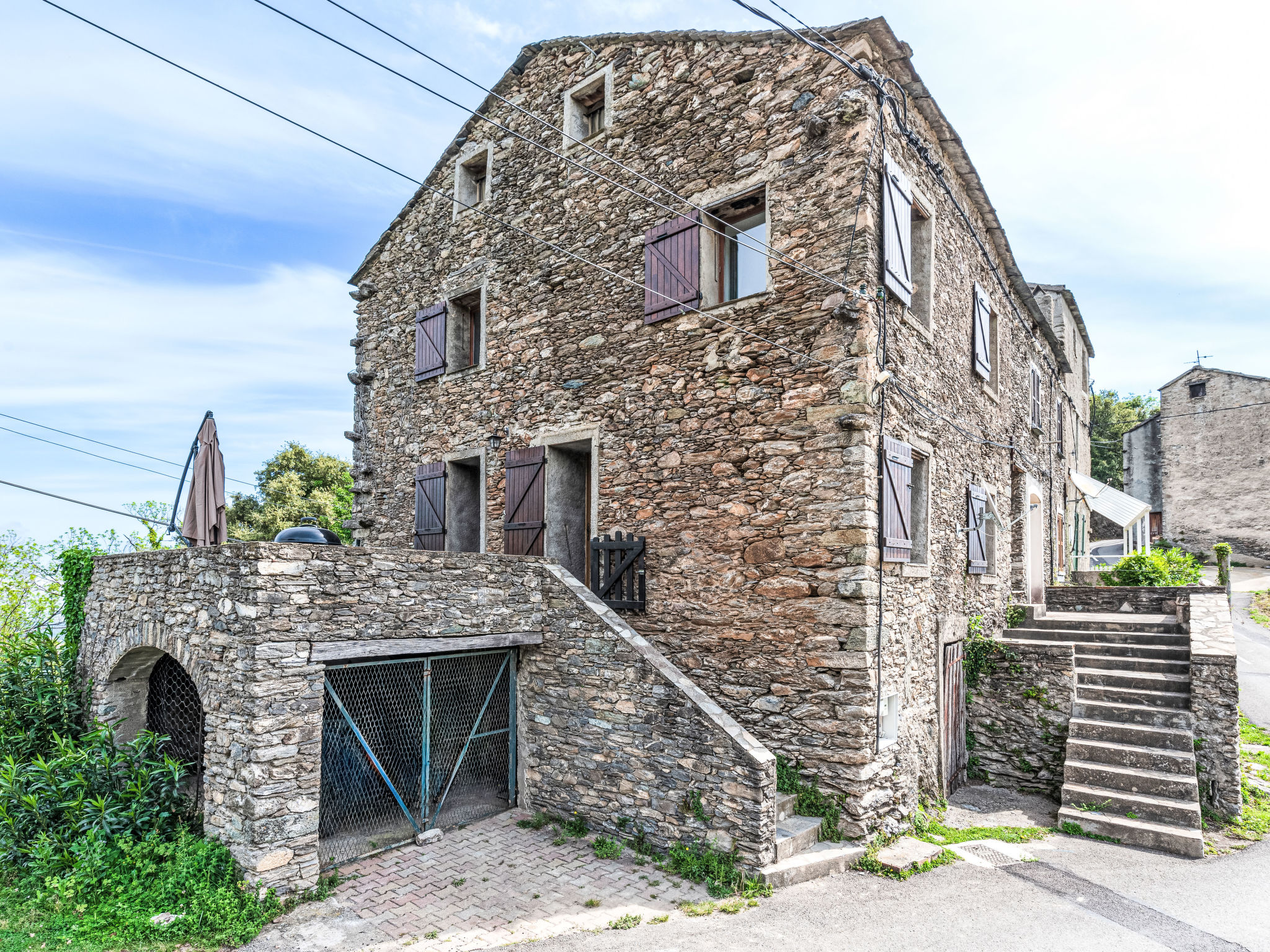 "Piana", 4-Zimmer-Reihenhaus 102 m2 auf 3 Stockwerken. Einfach und rustikal eingerichtet: Wohnzimmer mit offenem Kamin (nur Deko), TV (Flachbildschirm). Küche (4 Kochplatten, Backofen, Toaster, Wasse..