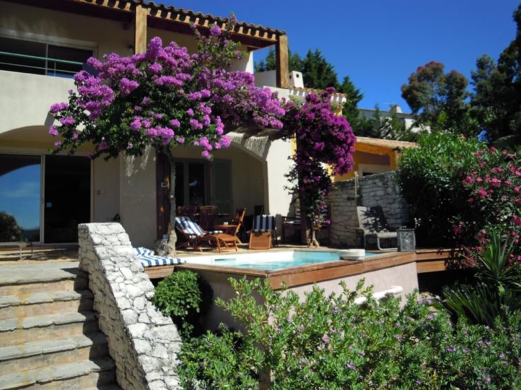 4-persoons appartement met privézwembad in Saint-Florent in Saint-Florent