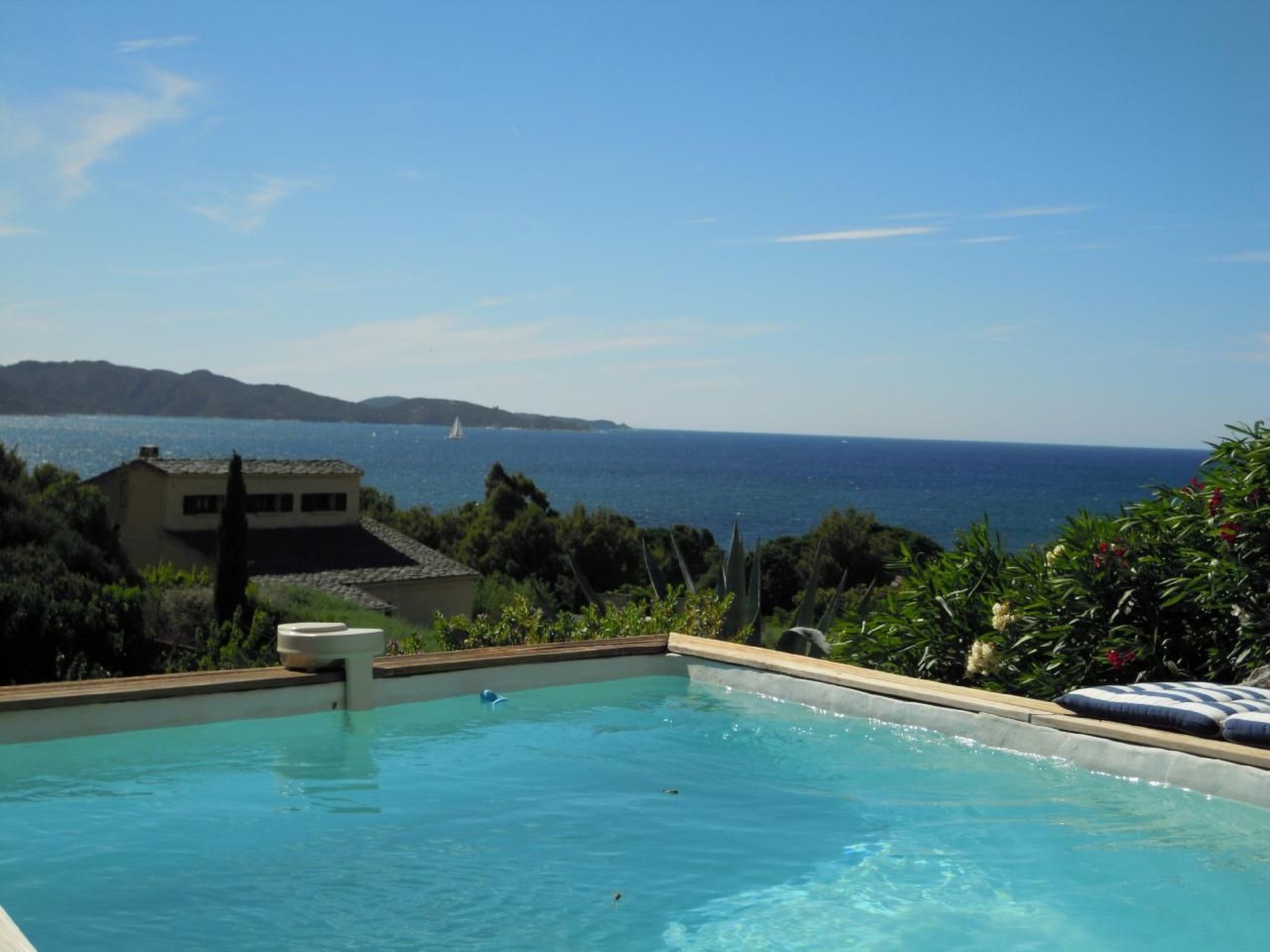 Pont de bateau, Meerblick mit privatem Pool-Drinnen