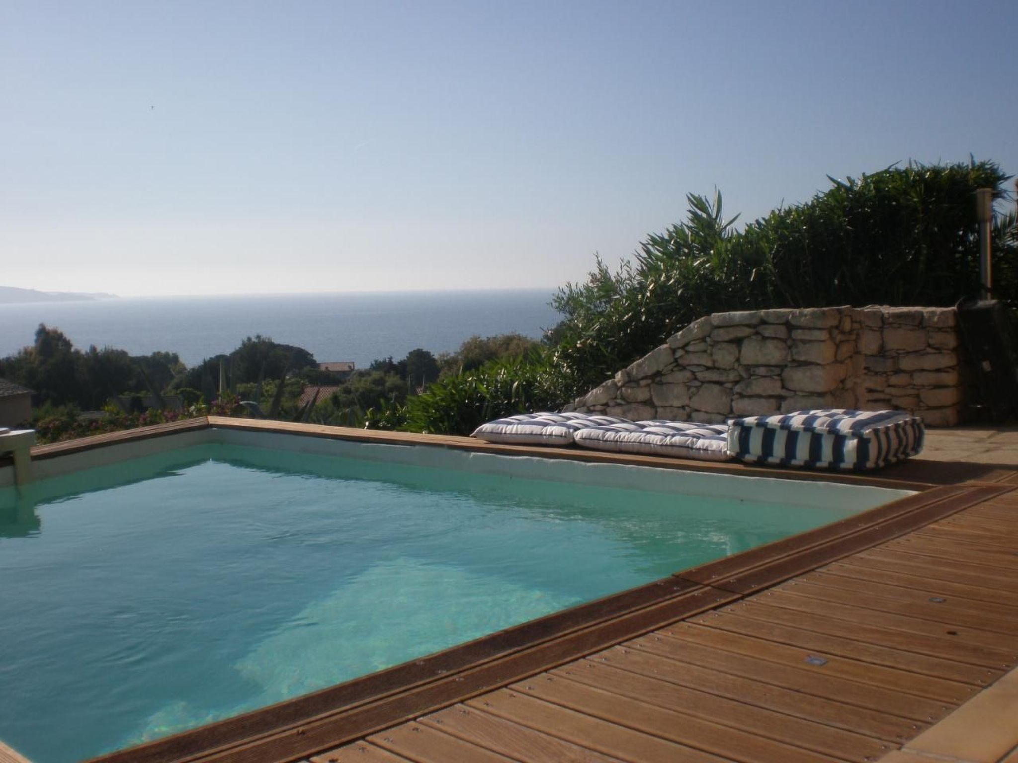 Pont de bateau, Meerblick mit privatem Pool-Drinnen