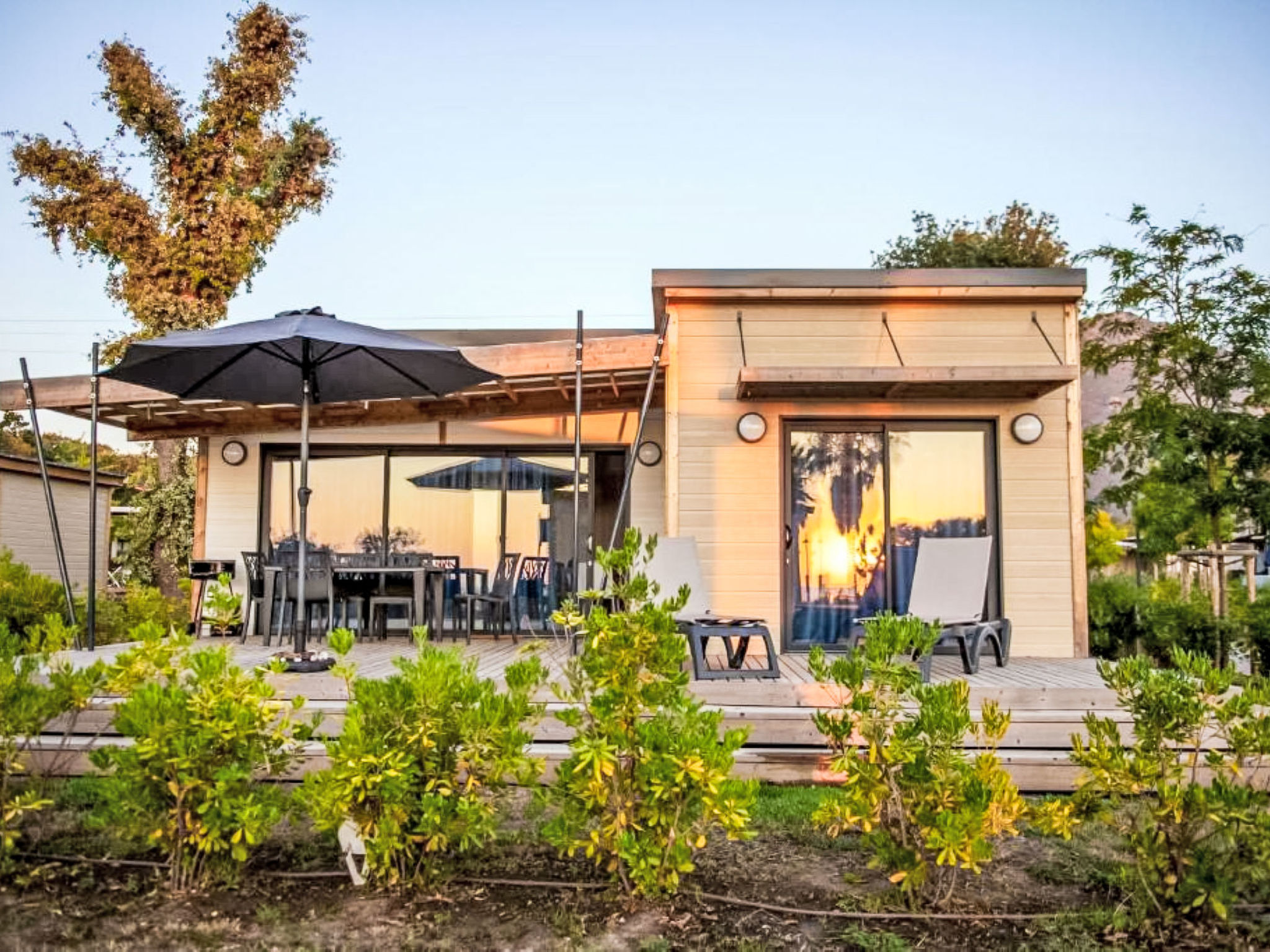 "Lodge Premium 5p", chalet 3-kamers 40 m2. Comfortabel ingericht: woon-/eetkamer met eettafel en TV (Flatscreen TV), air-conditioning. Uitgang naar het terras. 1 kamer met 1 2-pers bed (160 cm, lengte..