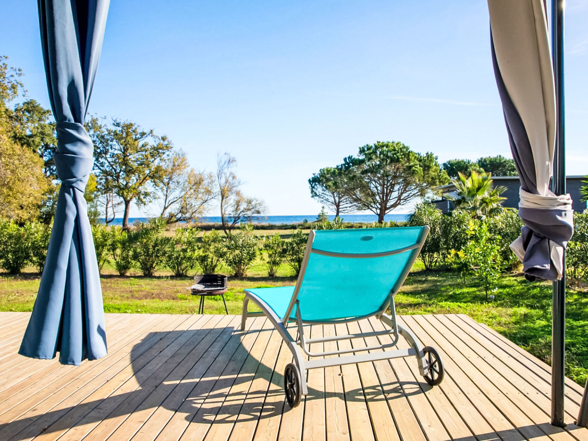 "Lodge Premium 6p", chalet 4-kamers 63 m2. Comfortabel ingericht: woon-/eetkamer met eettafel en TV (Flatscreen TV), air-conditioning. Uitgang naar het terras. 1 kamer met 1 2-pers bed (160 cm, lengte..