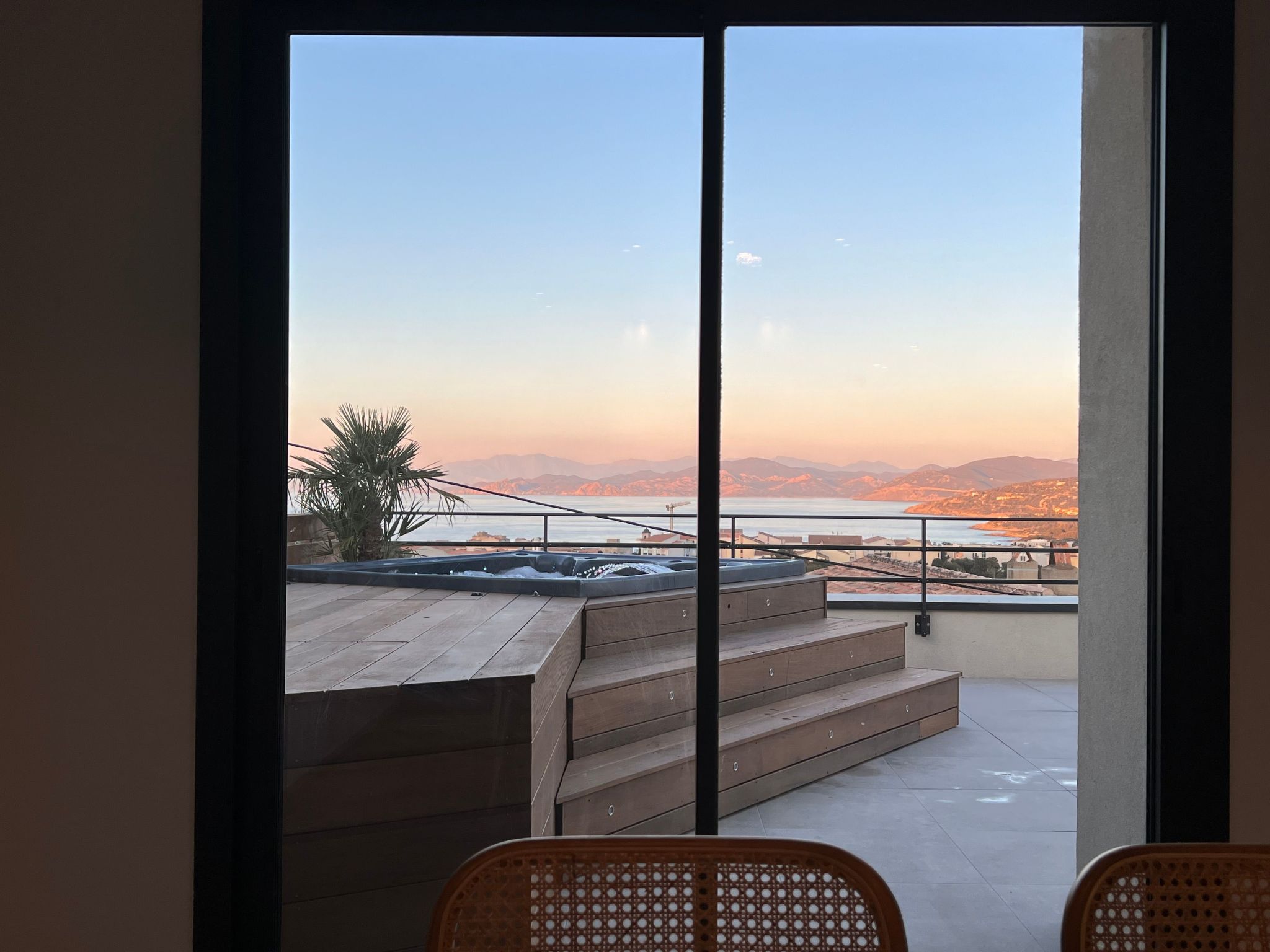 ISULA-RED_BEAUTIFUL_VIEW.-Buiten