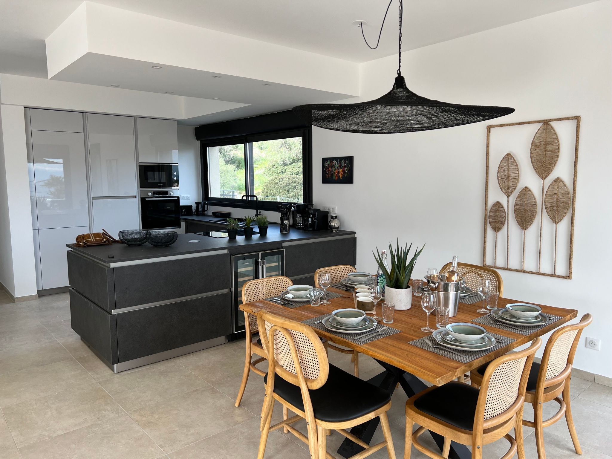 ISULA-RED_BEAUTIFUL_VIEW.-Binnen